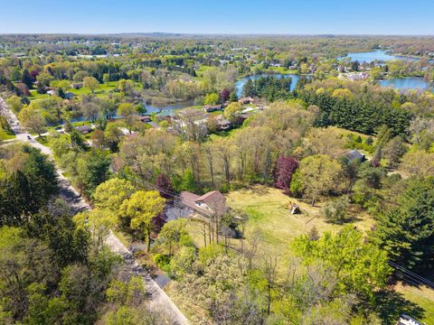 825 E WARDLOW Road Highland Charter Township Oakland MI 48356