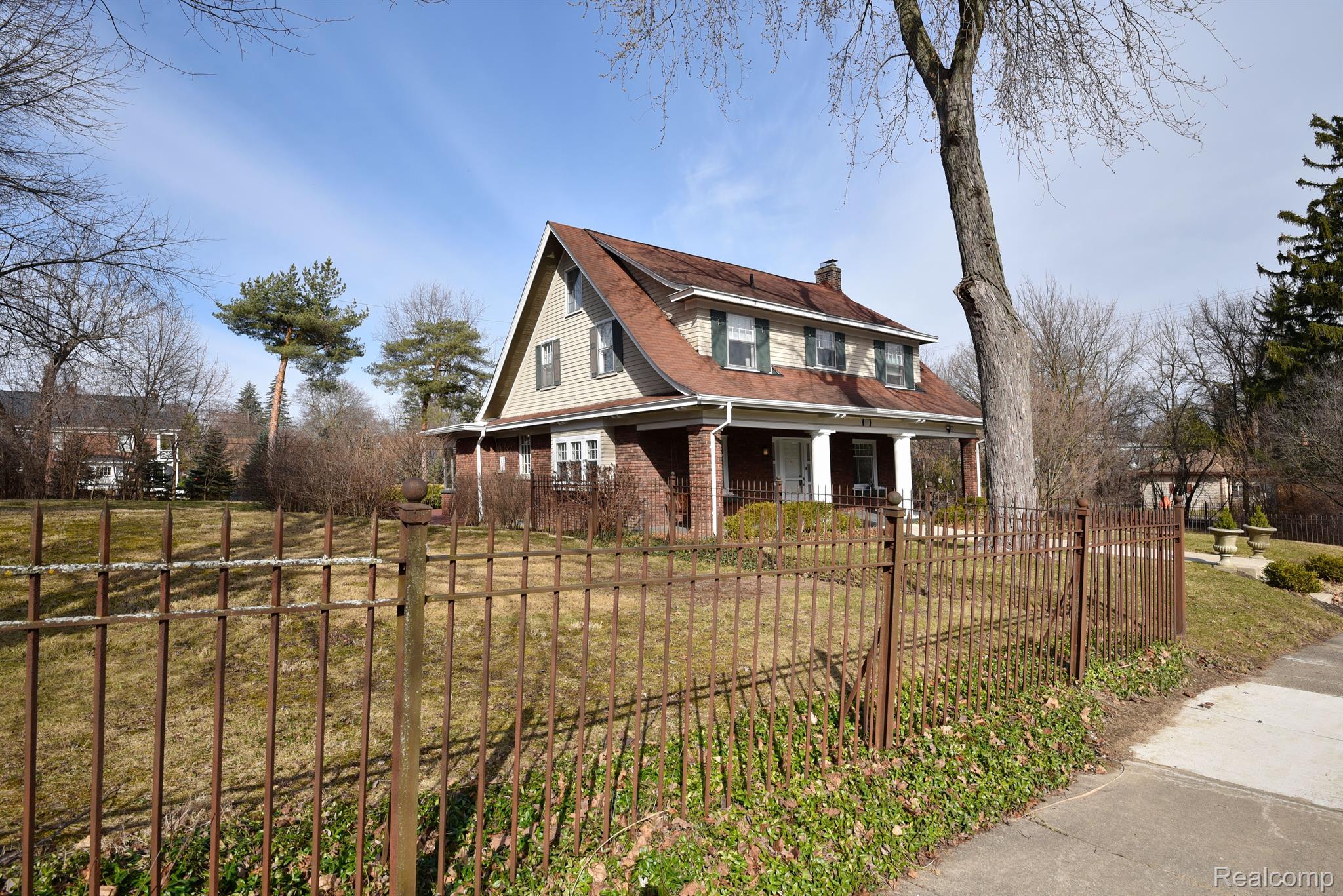 117 E Iroquois Road
