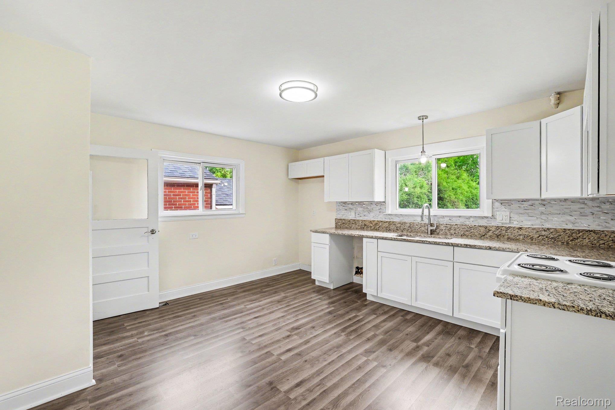 1093 W Maple Avenue