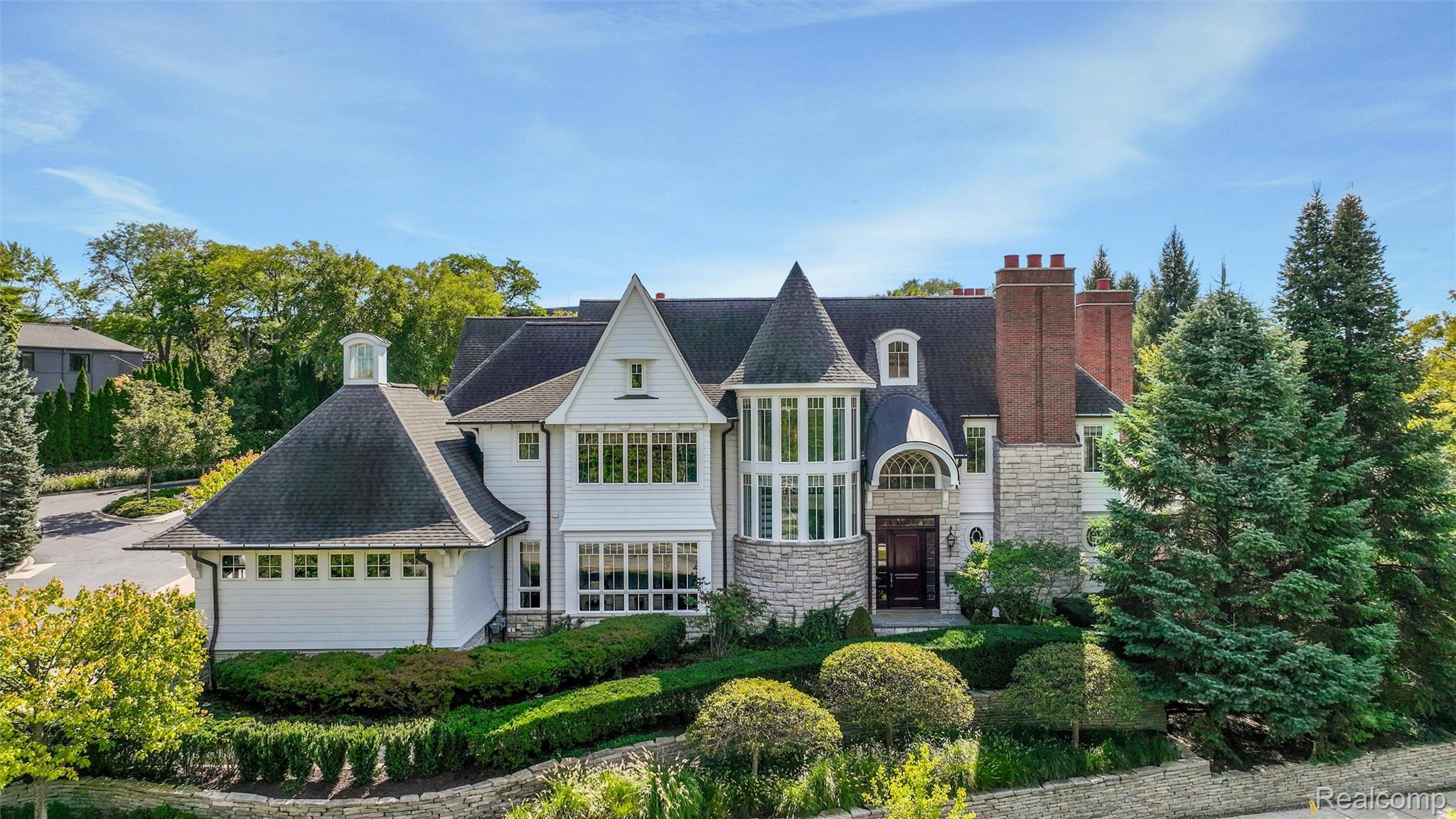 100 Woodland Villa Court