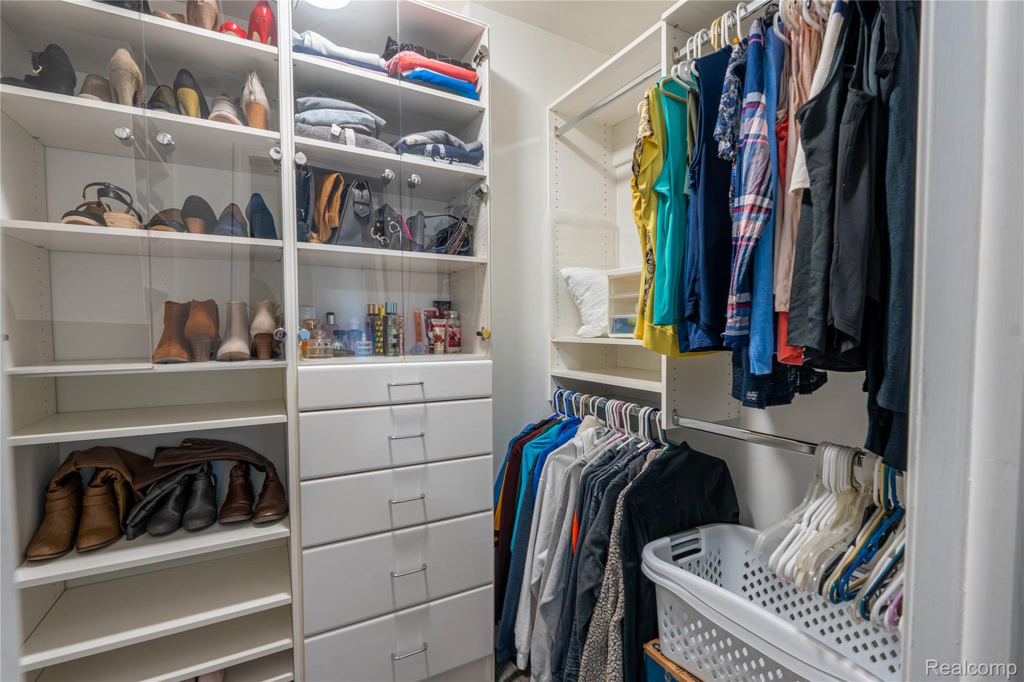 Rochester Hills City, Michigan 48307, United States, 3 Bedrooms Bedrooms, ,2 BathroomsBathrooms,Residential,Active,226336