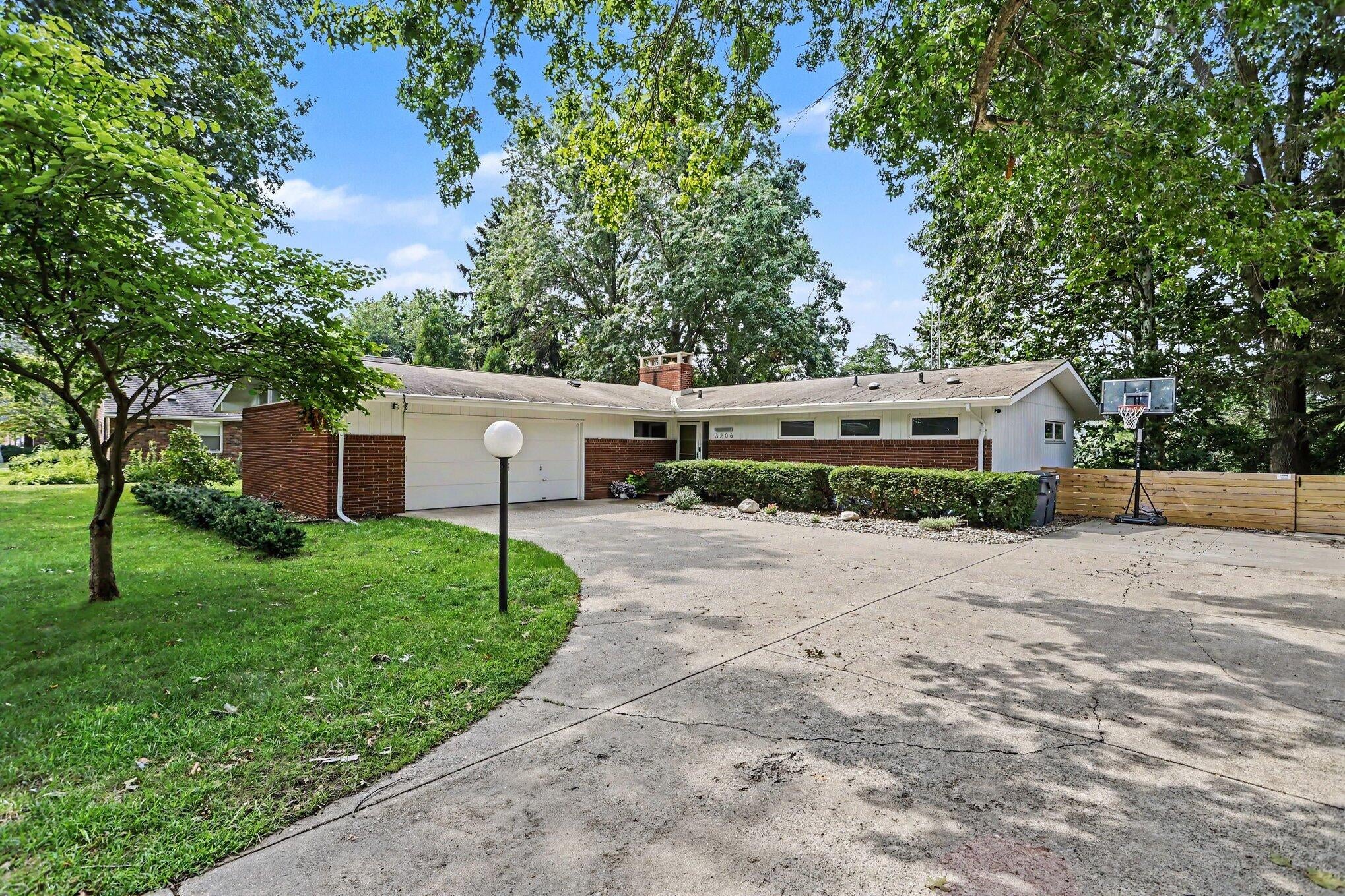 3206 W Valley View Drive