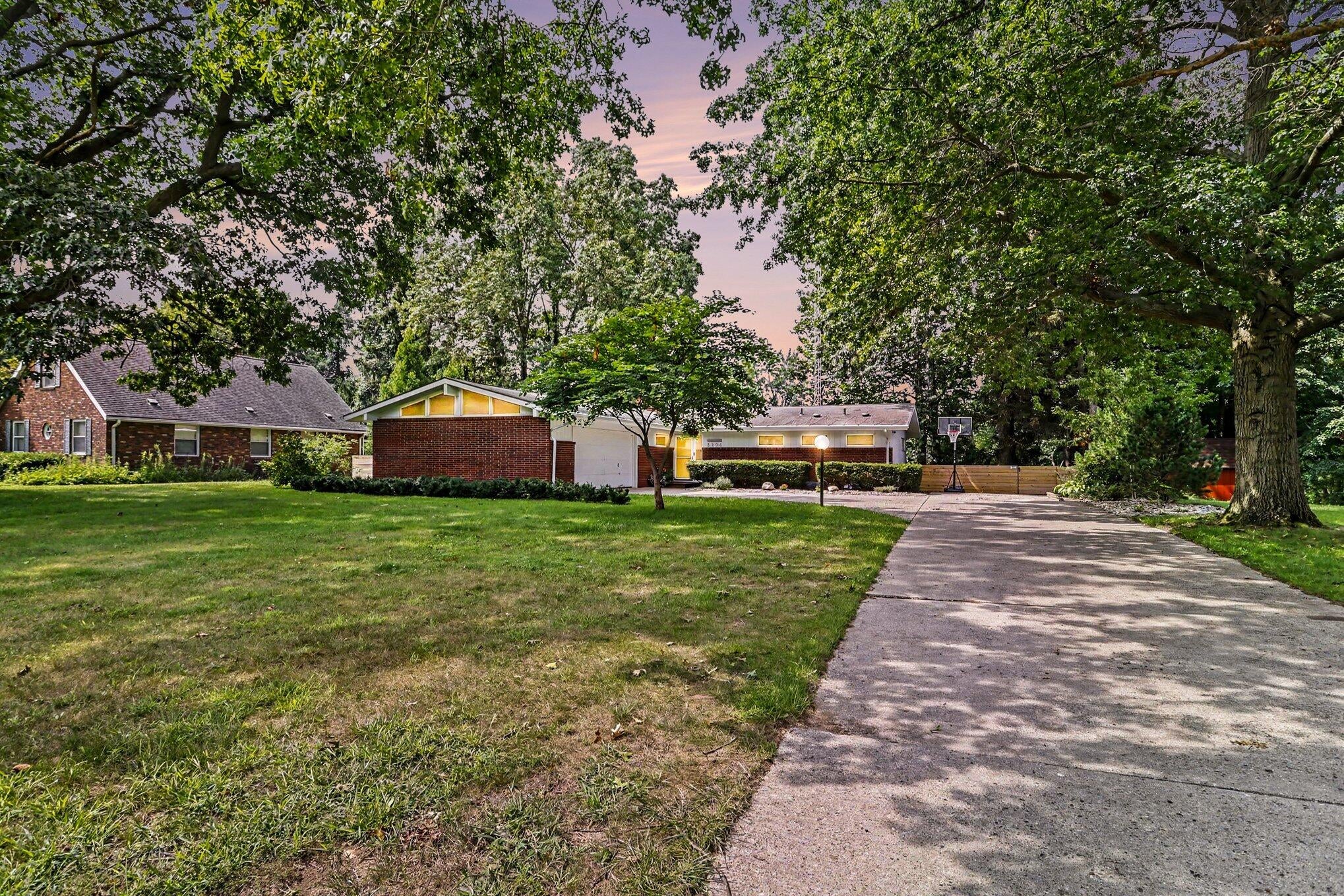 3206 W Valley View Drive