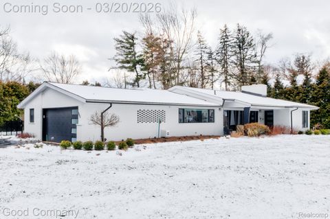 Photo of 805 N Pemberton Road, Bloomfield Hills City, MI 48302 (MLS # 20261009876)