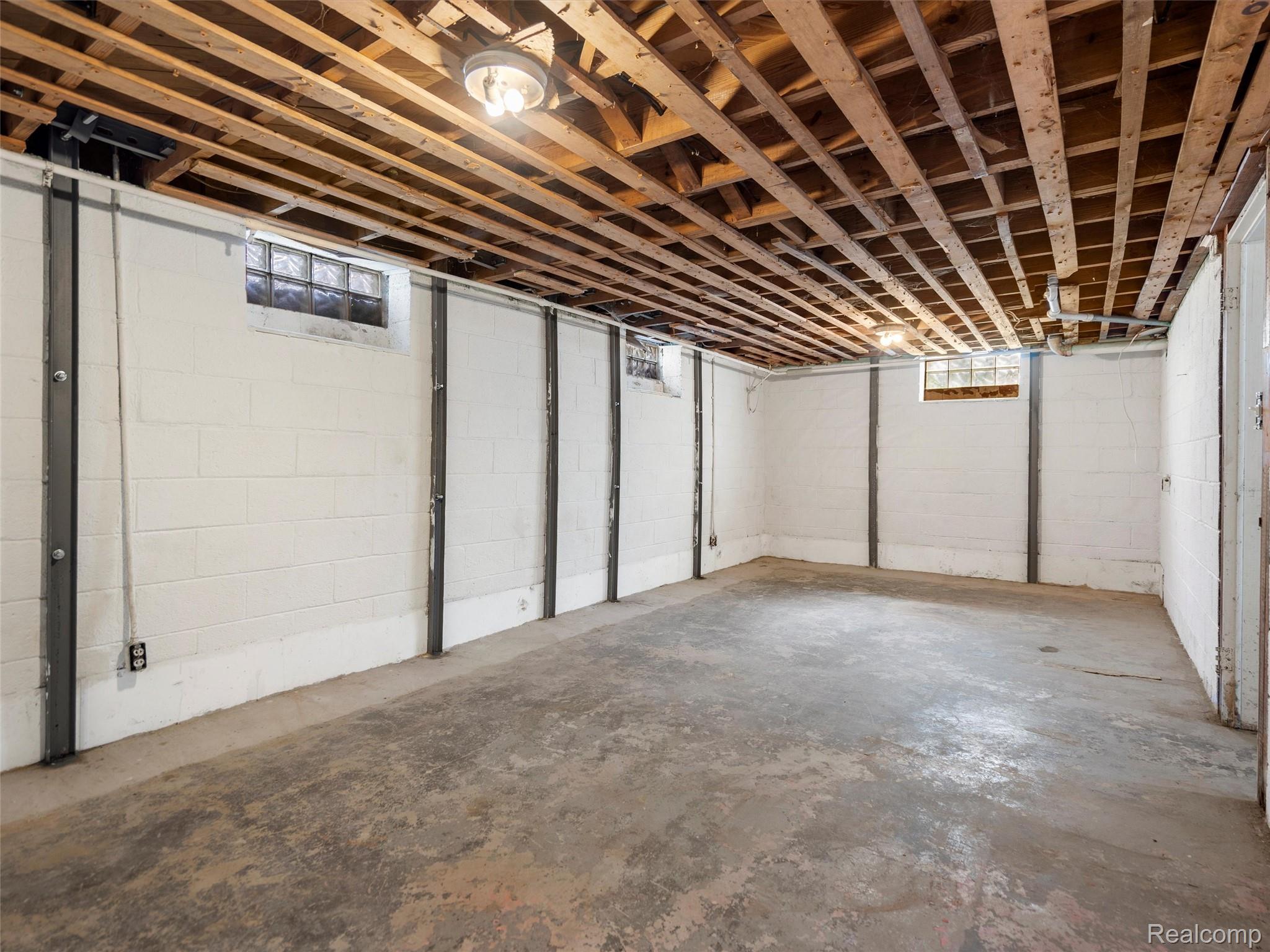 St Clair Shores City, Michigan 48081, United States, 3 Bedrooms Bedrooms, ,2 BathroomsBathrooms,Residential,Pending,153575