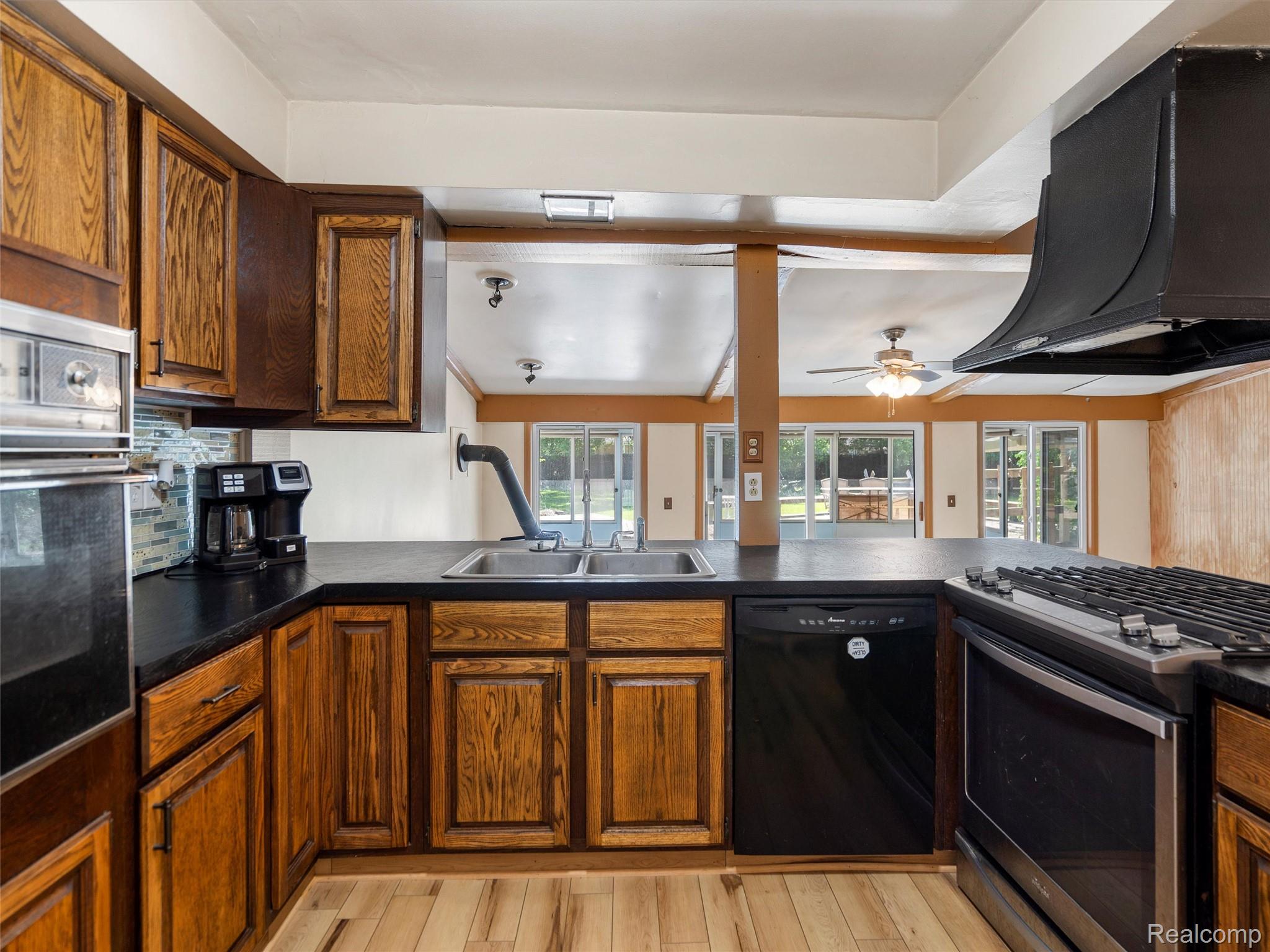 St Clair Shores City, Michigan 48081, United States, 3 Bedrooms Bedrooms, ,2 BathroomsBathrooms,Residential,Pending,153575