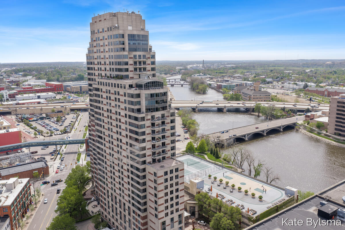 33 Campau Circle NW