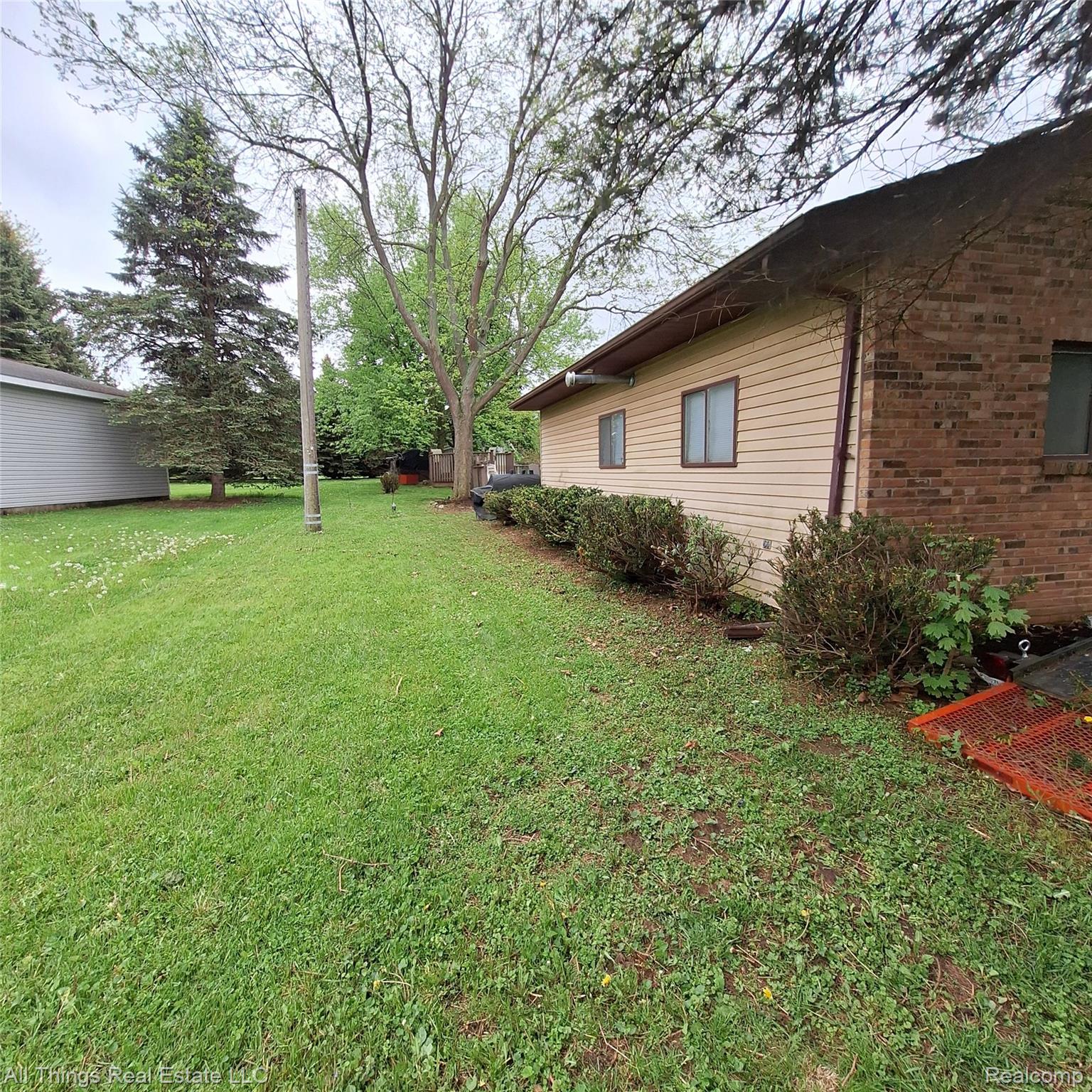 3827 WOODLAND Drive
