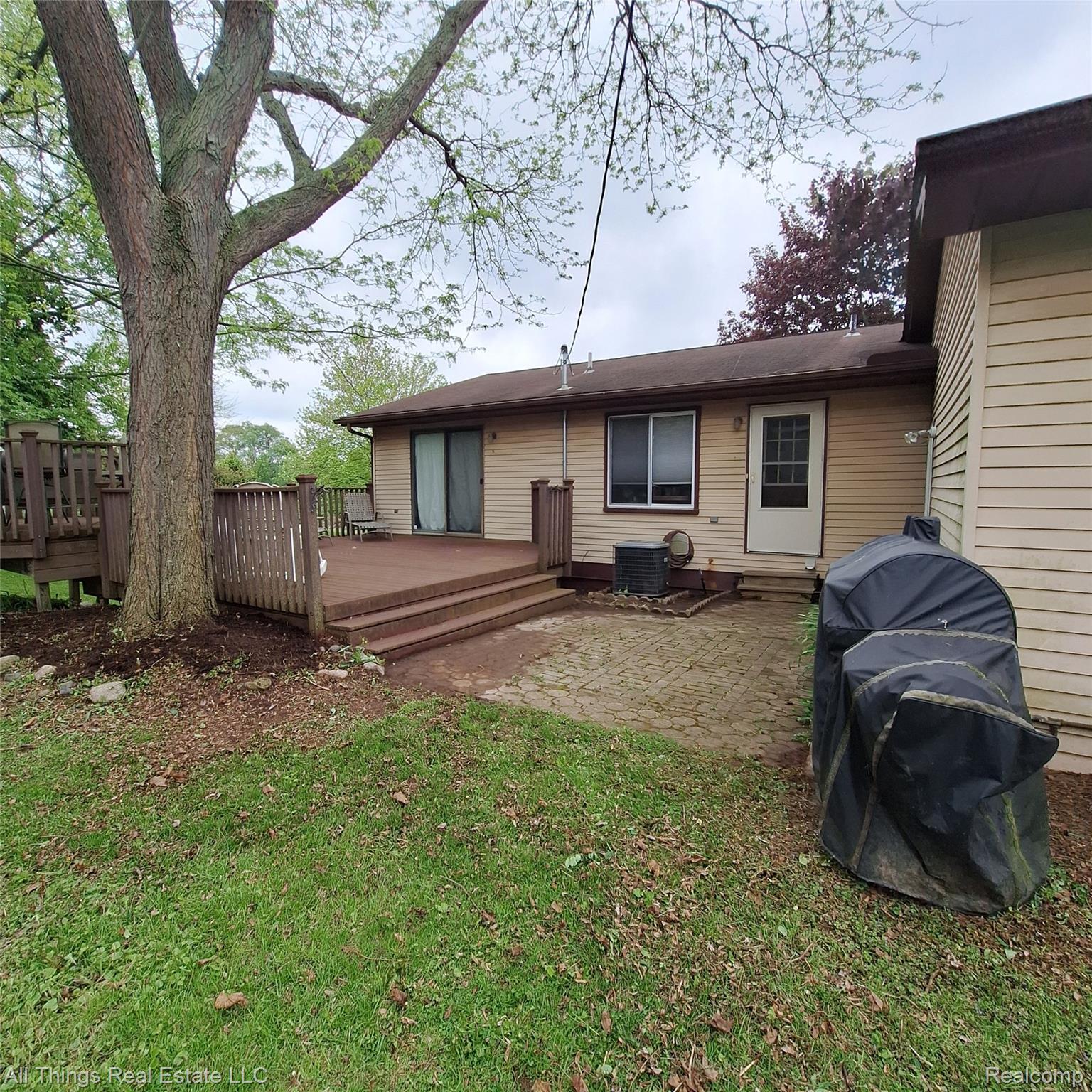 3827 WOODLAND Drive