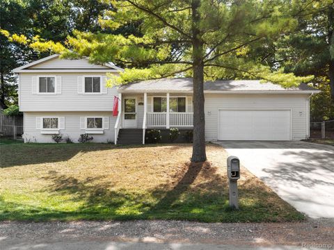 Photo of 970 Golfview Drive, Lake Orion Village, MI 48362 (MLS # 20251042445)