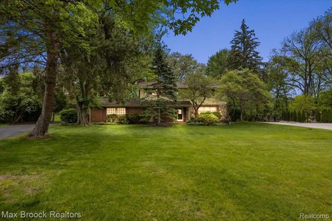 Photo of 6609 E Knollwood Circle, West Bloomfield Charter Township, MI 48322 (MLS # 20261043101)