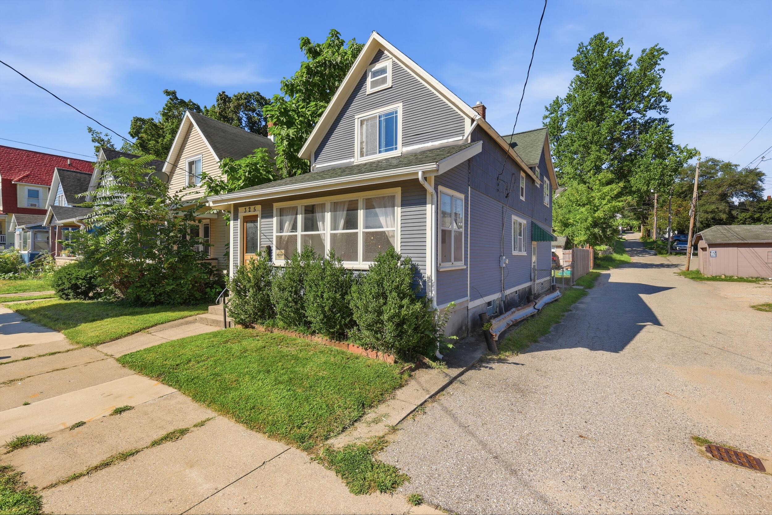 325 Grand Avenue NE