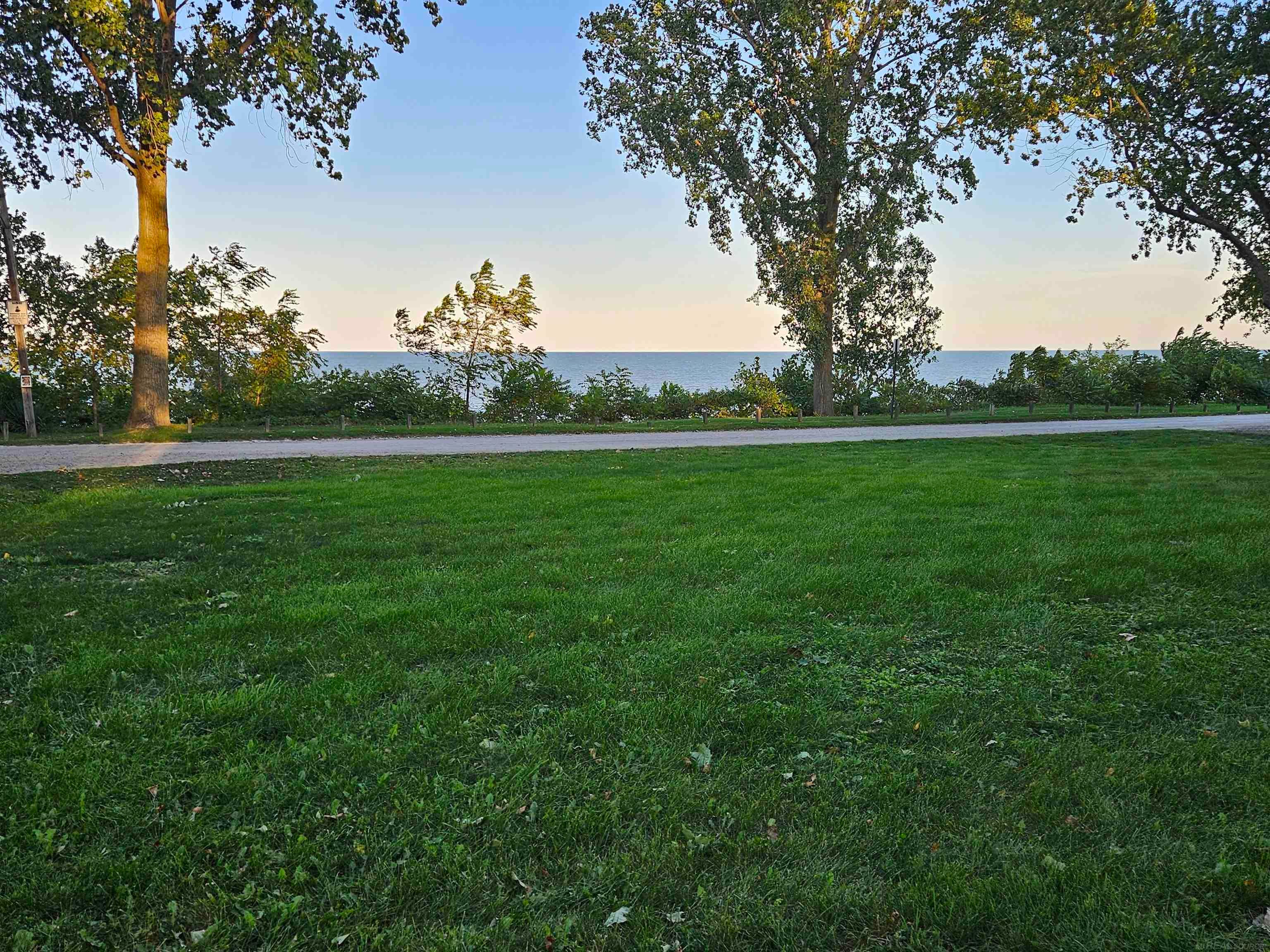 7102 LAKEVIEW Drive