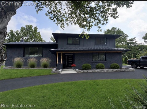 Photo of 2911 Aldgate Drive, Bloomfield Charter Township, MI 48304 (MLS # 20261071519)