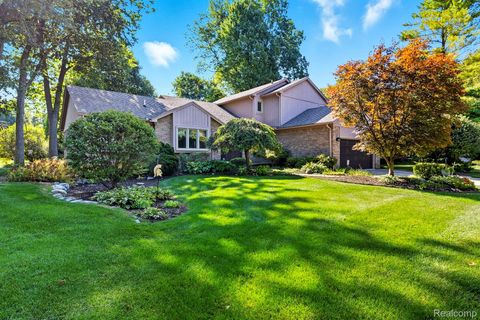 6572 Forest Park Drive Troy City MI 48098