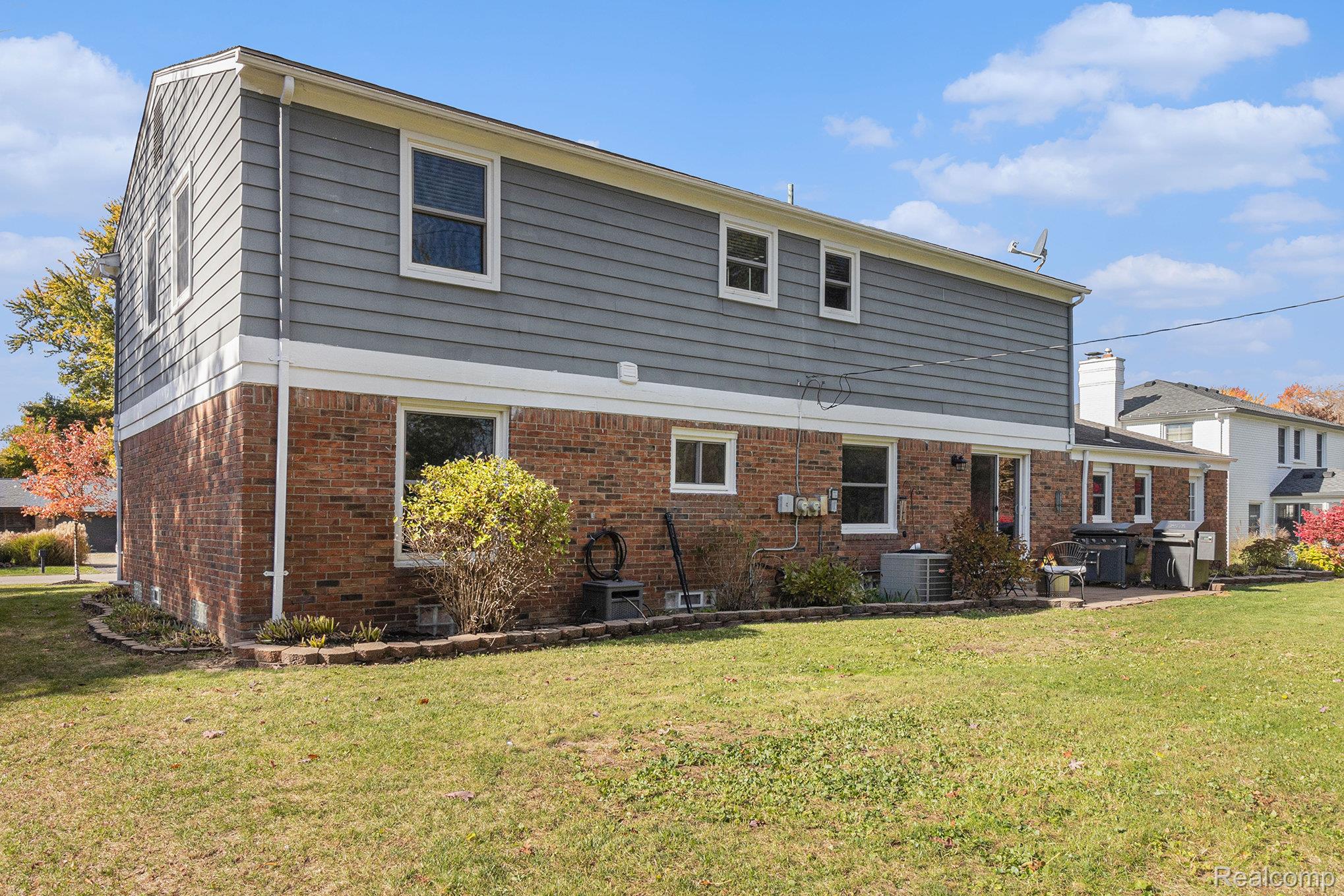 Bloomfield Charter Township, Michigan 48304, United States, 4 Bedrooms Bedrooms, ,3 BathroomsBathrooms,Residential,Pending,237182