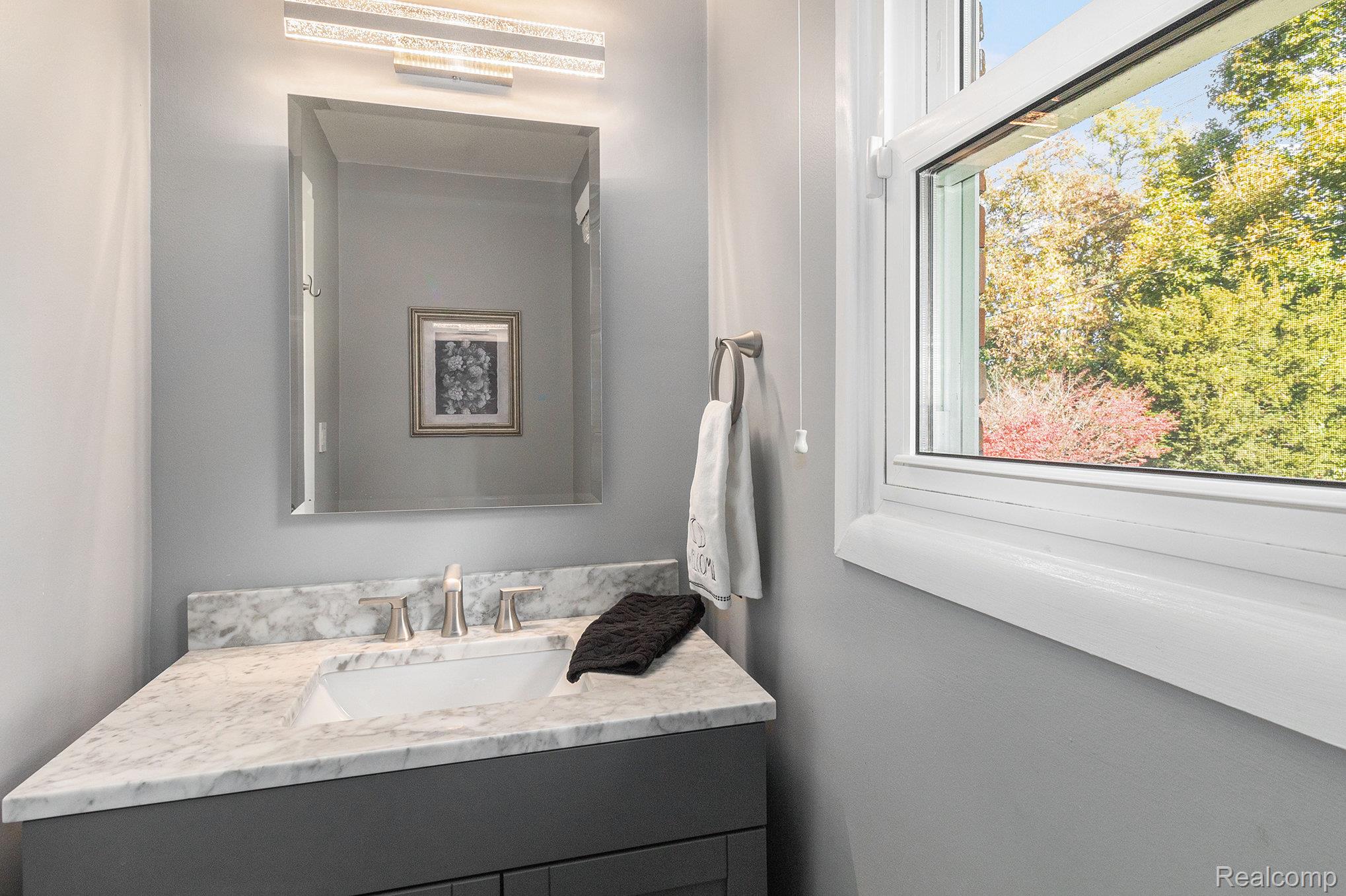 Bloomfield Charter Township, Michigan 48304, United States, 4 Bedrooms Bedrooms, ,3 BathroomsBathrooms,Residential,Pending,237182