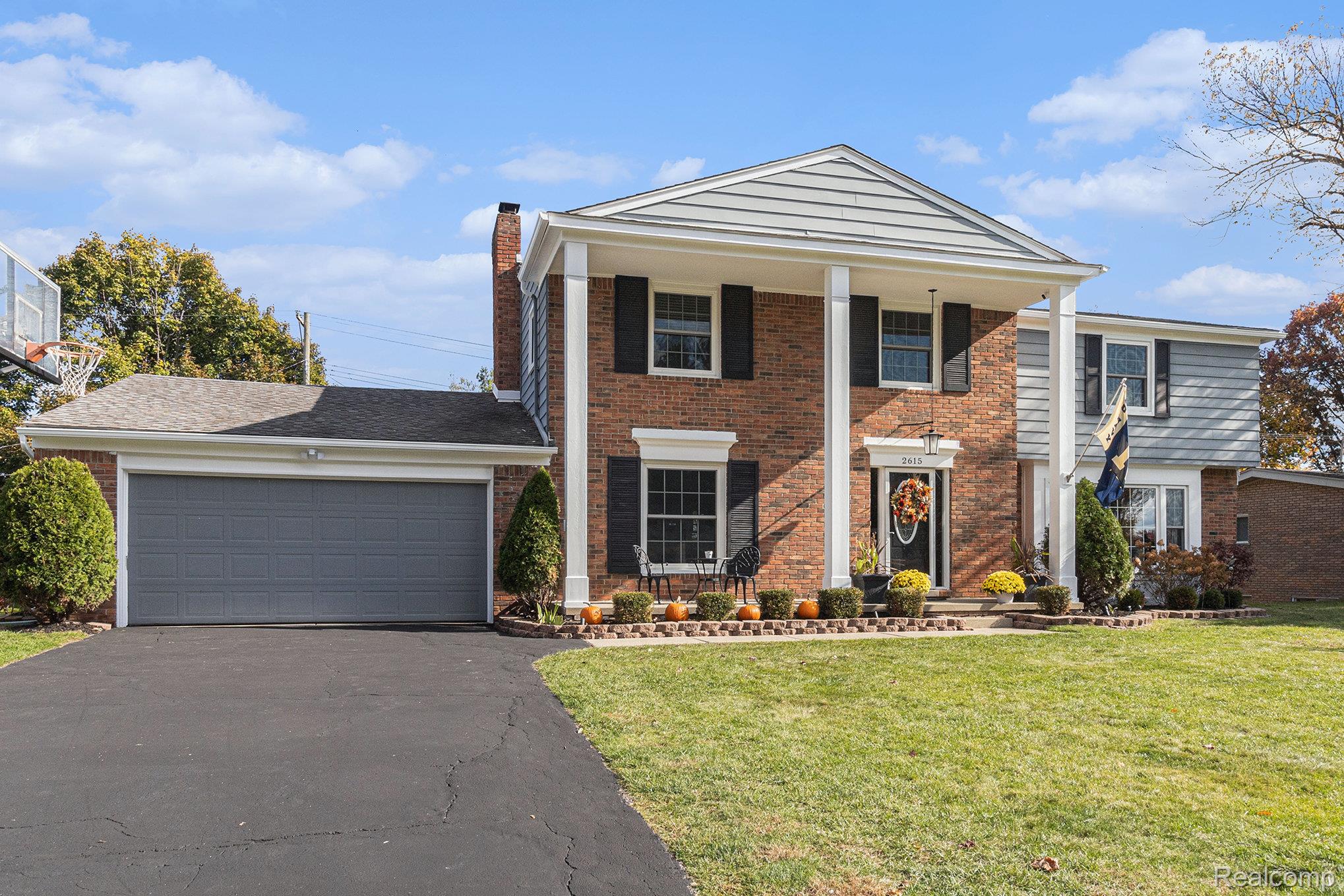 Bloomfield Charter Township, Michigan 48304, United States, 4 Bedrooms Bedrooms, ,3 BathroomsBathrooms,Residential,Pending,237182