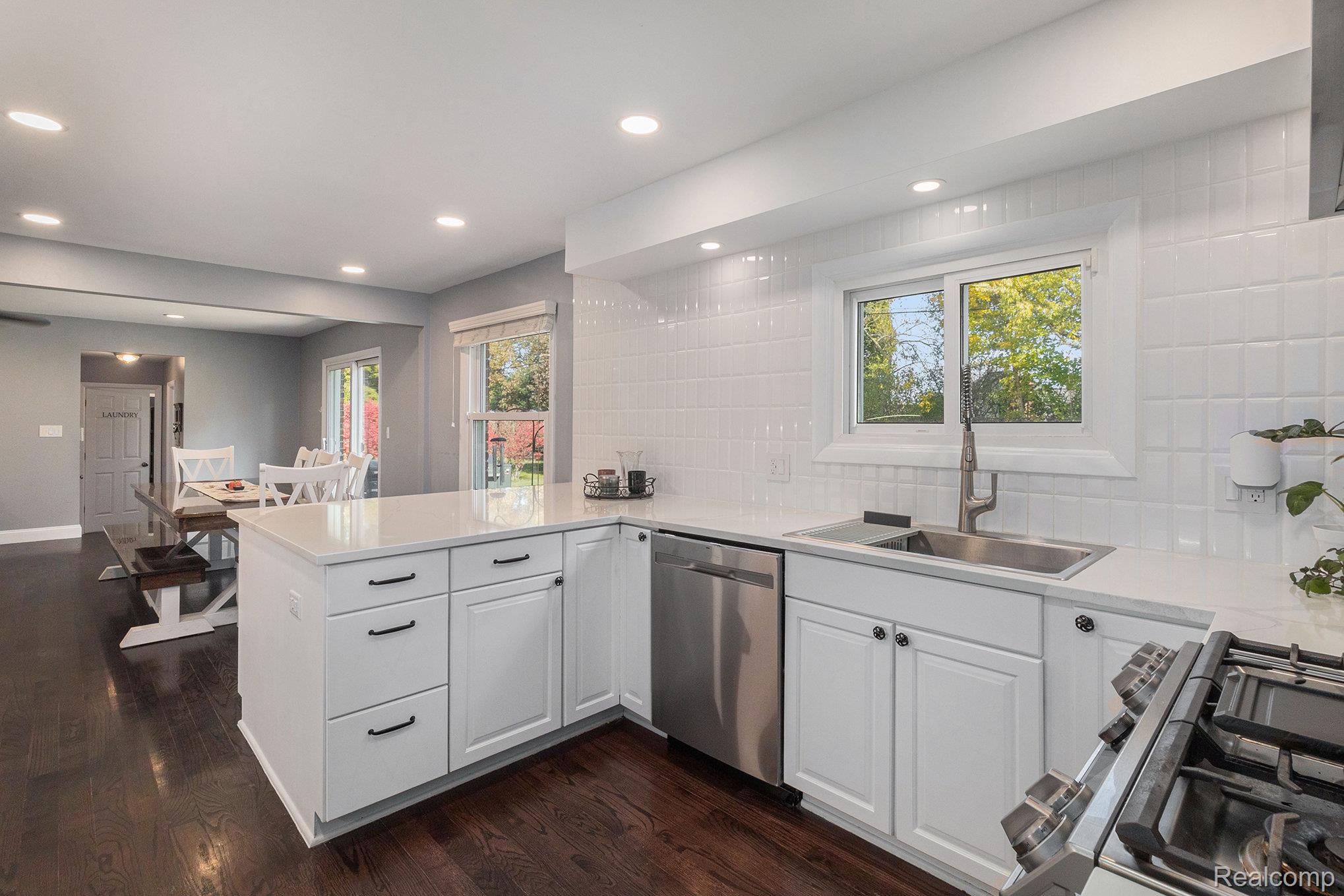 Bloomfield Charter Township, Michigan 48304, United States, 4 Bedrooms Bedrooms, ,3 BathroomsBathrooms,Residential,Pending,237182