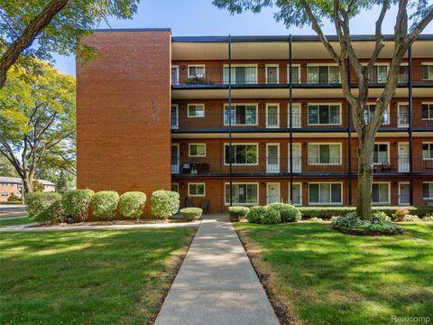 2915 W 13 Mile Road 101 Royal Oak City MI 48073