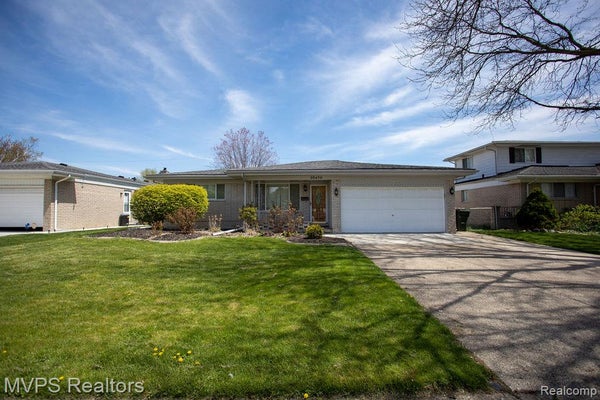 35470 DEARING DR, STERLING HEIGHTS, MI 48312 - Image aa0a181dc017d04533129362d85c5a5a/2318780933