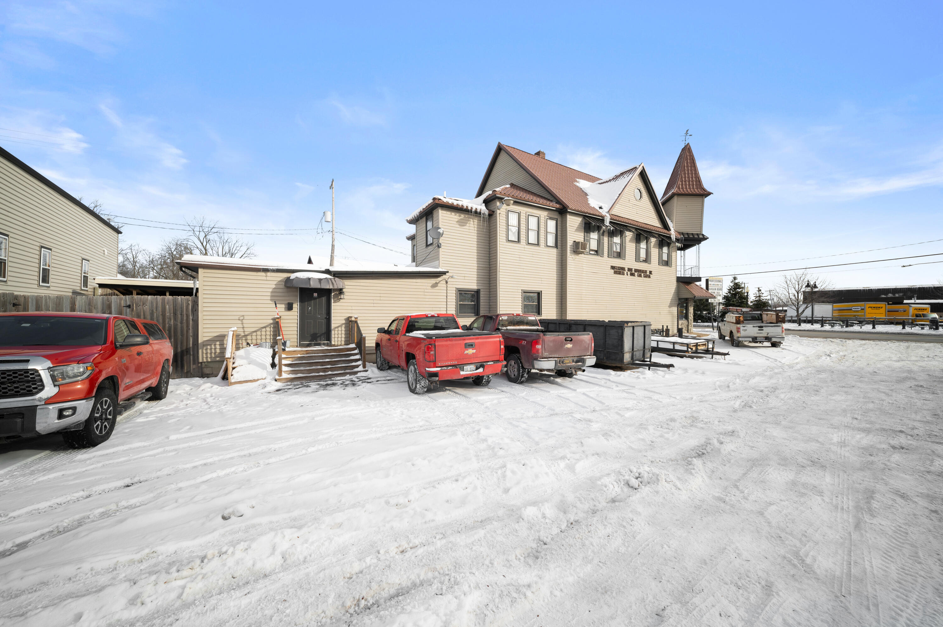 3955 W River Drive NE