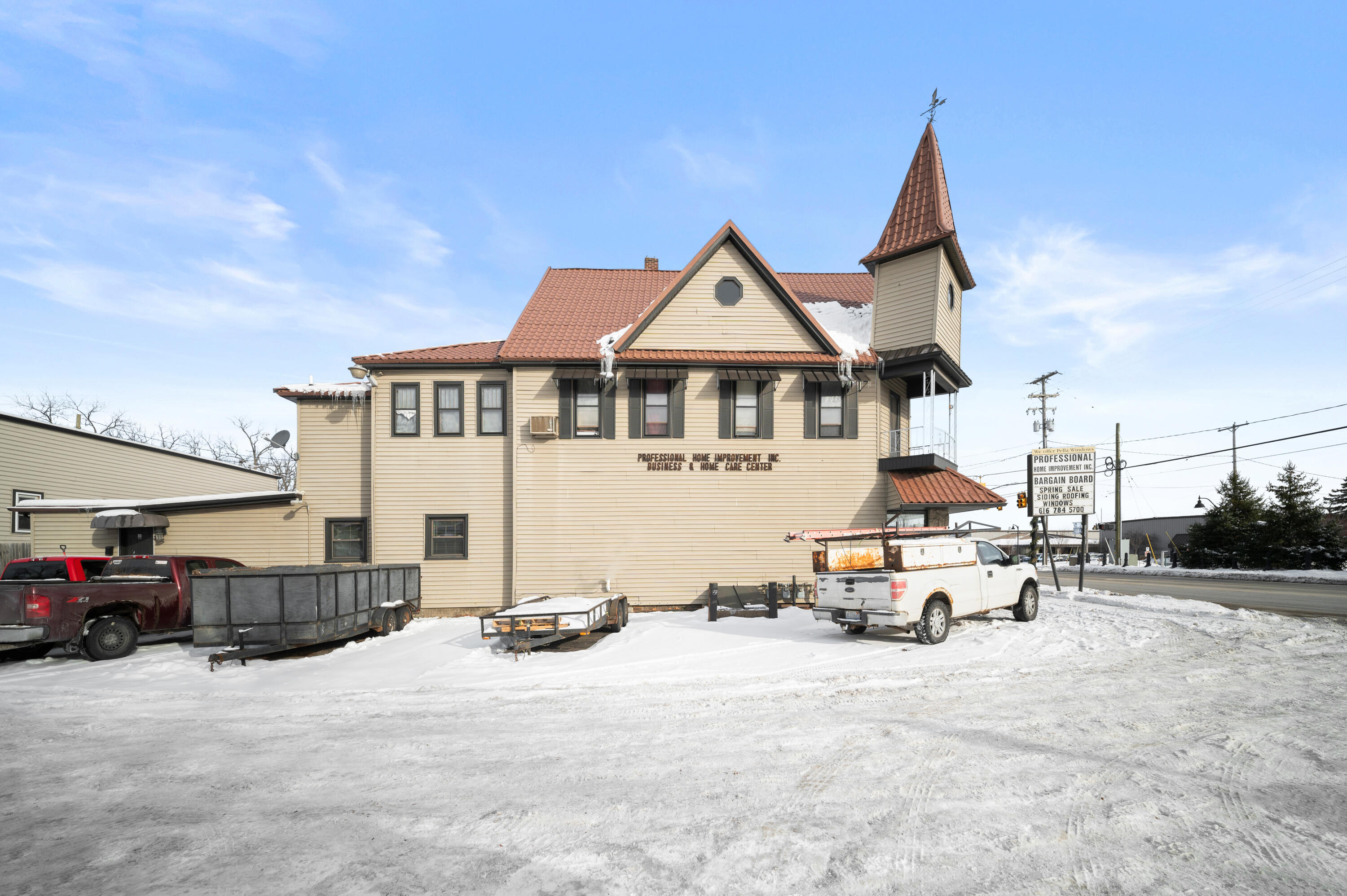 3955 W River Drive NE