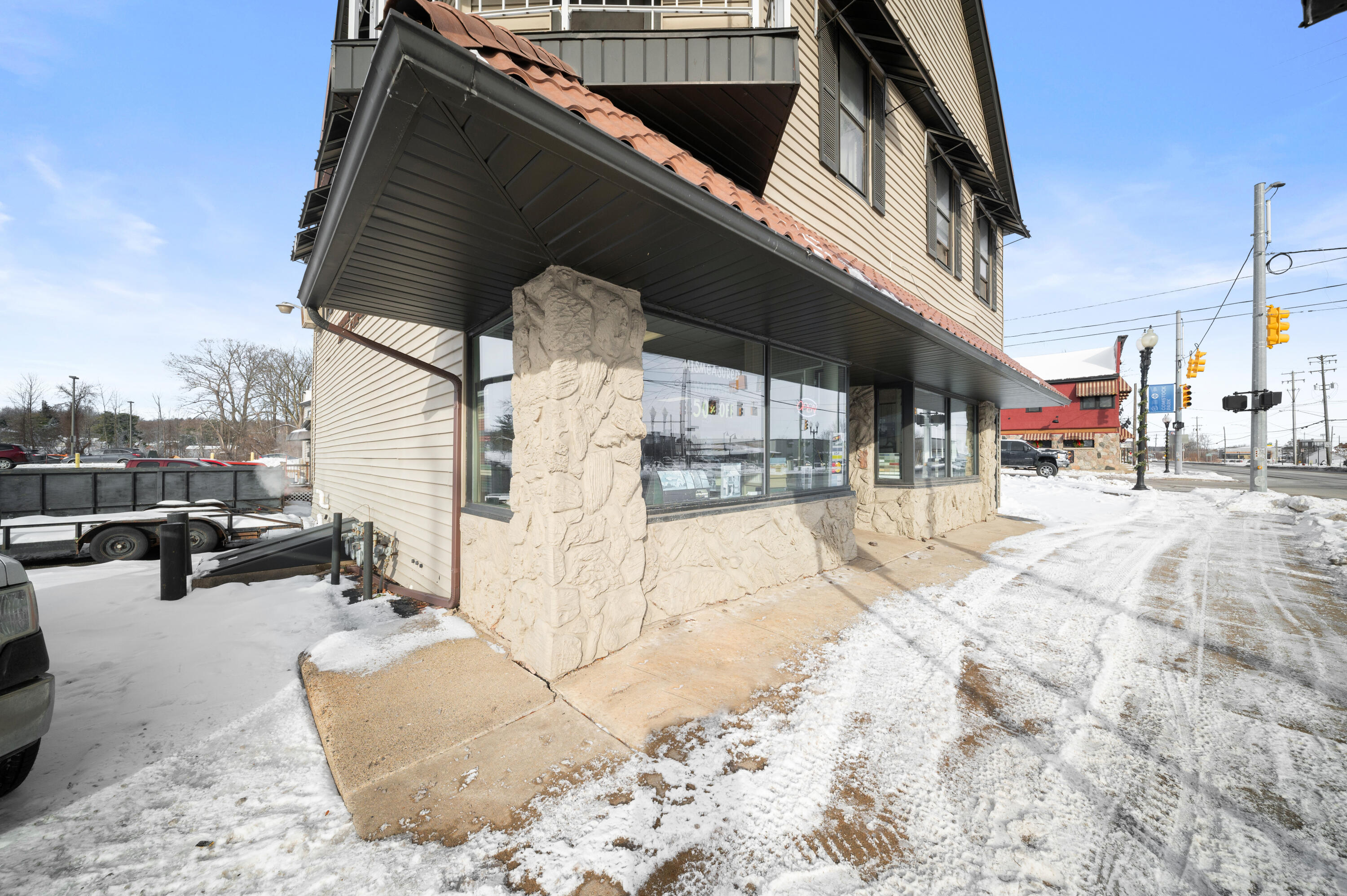 3955 W River Drive NE