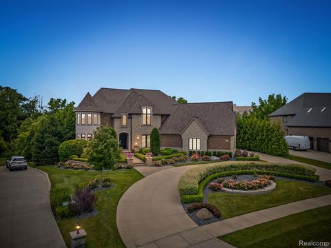 Photo of 3906 Thatcher Drive, Rochester Hills City, MI 48309 (MLS # 20251003846)