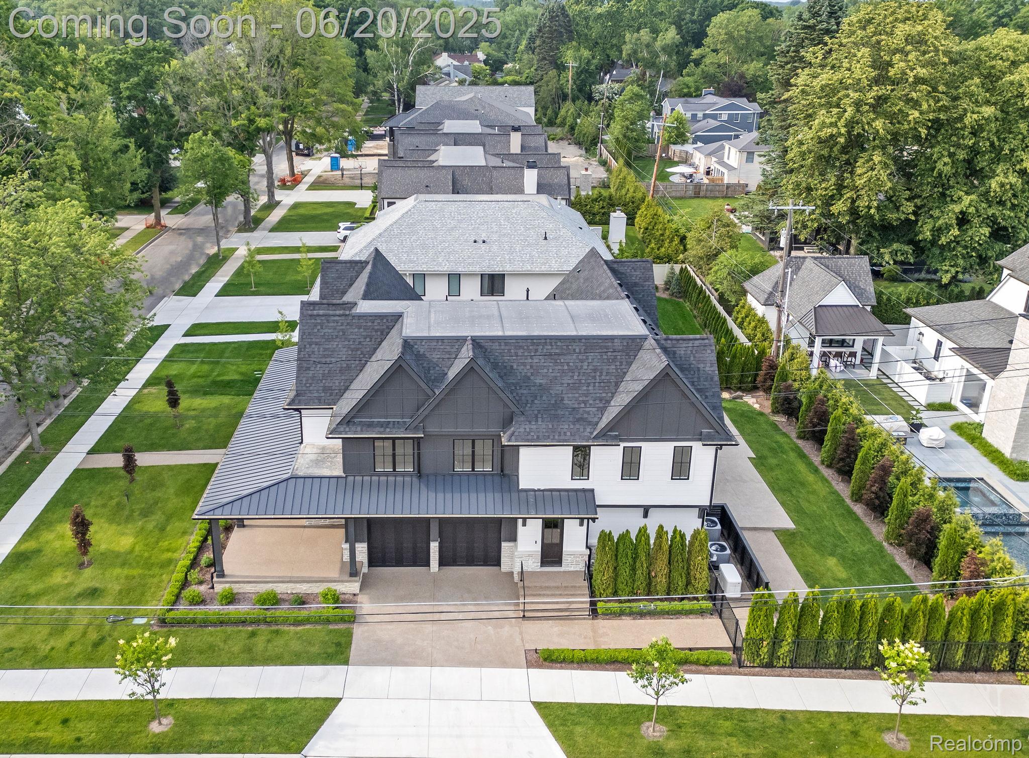 1120 LYONHURST Street