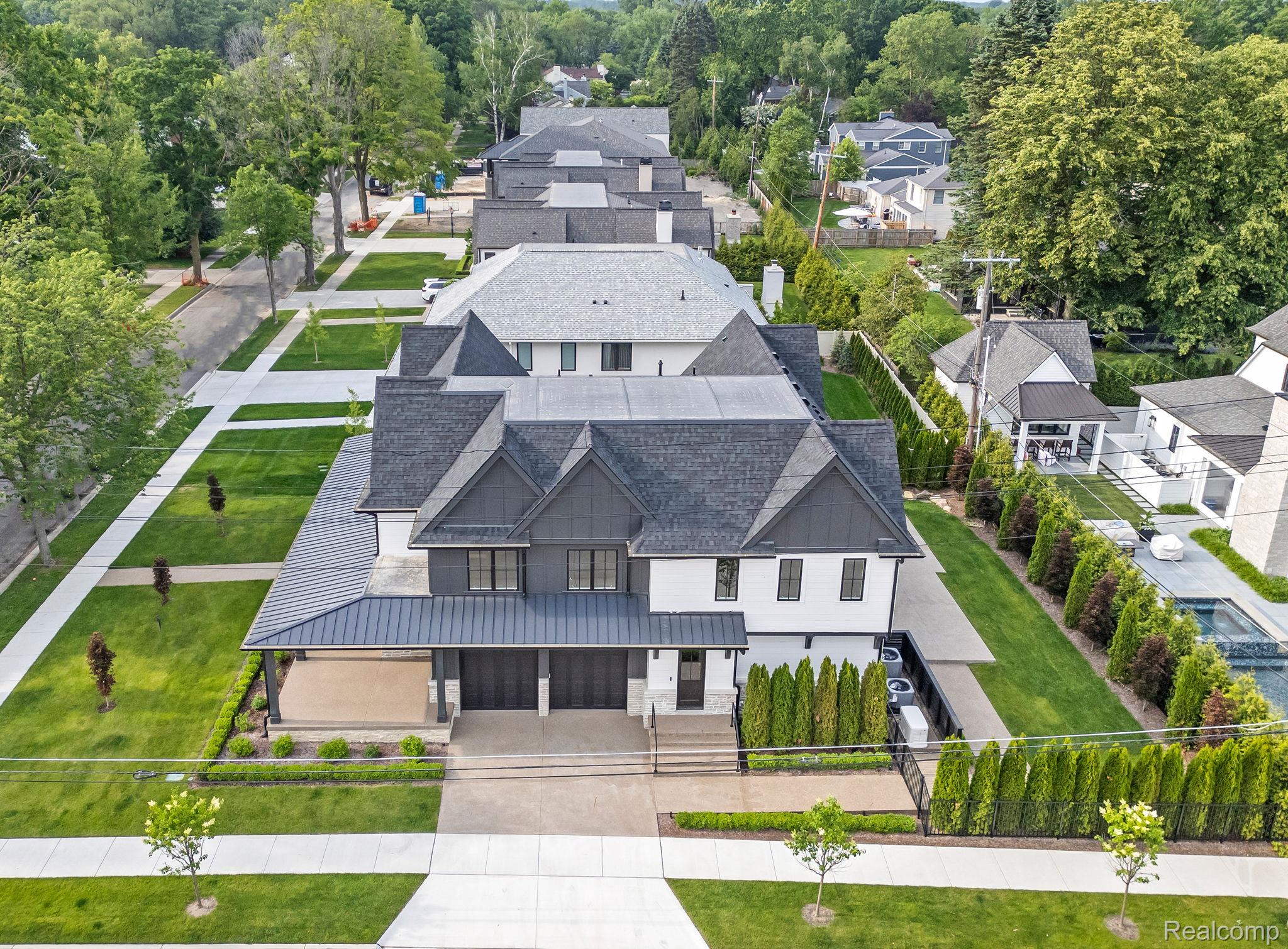 1120 LYONHURST Street