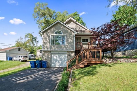 Photo of 1008 Beachland Boulevard, Waterford Charter Township, MI 48328 (MLS # 81026025306)