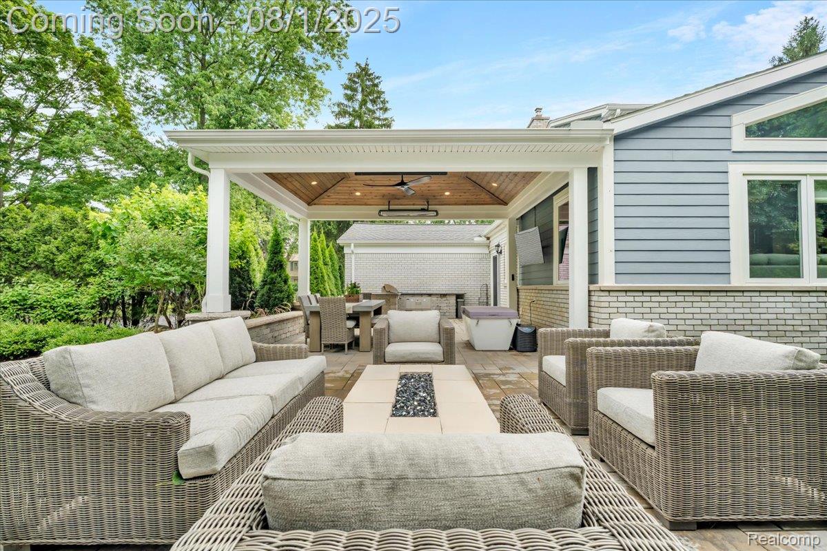 Bloomfield Hills City, Michigan 48301, United States, 4 Bedrooms Bedrooms, ,3 BathroomsBathrooms,Residential,Pending,181949