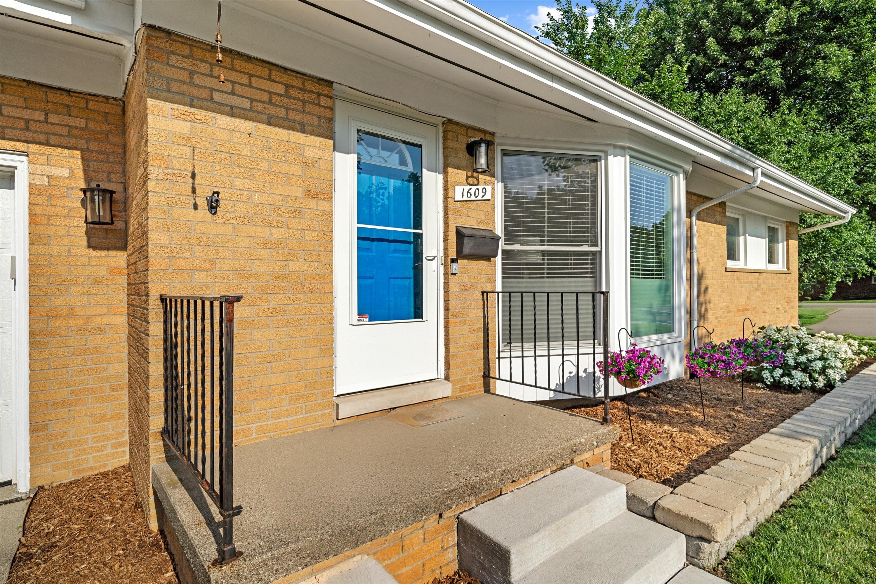 1609 Glastonbury Road