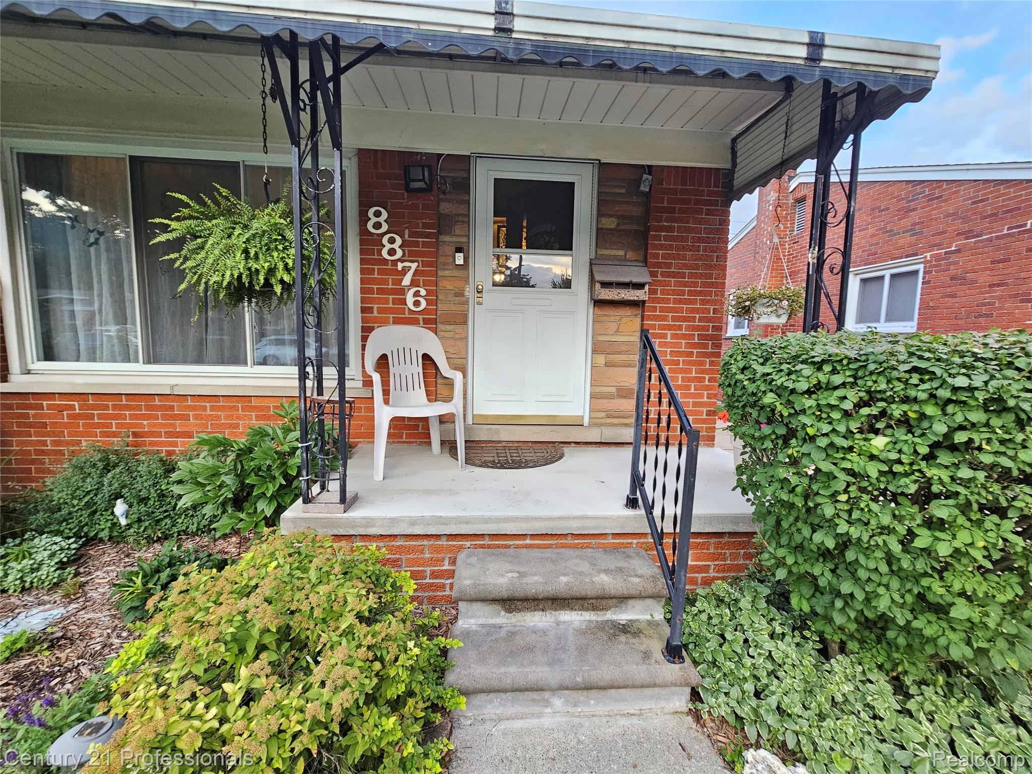 8876 Robindale