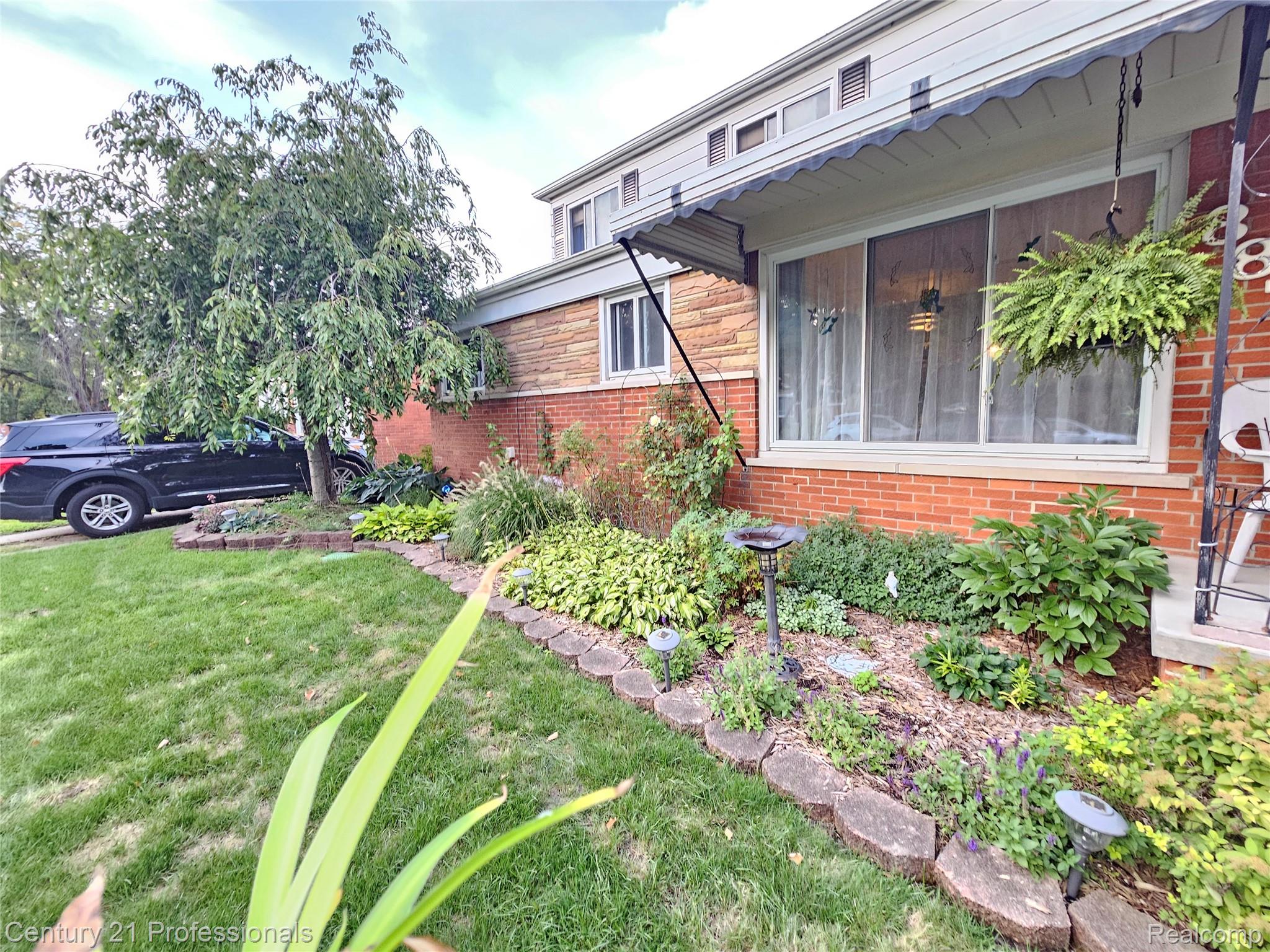 8876 Robindale
