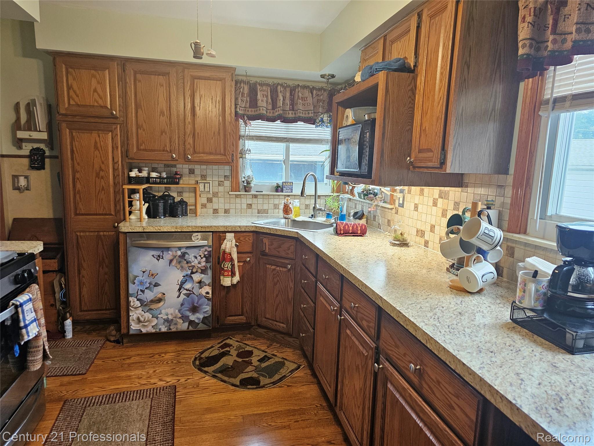 8876 Robindale