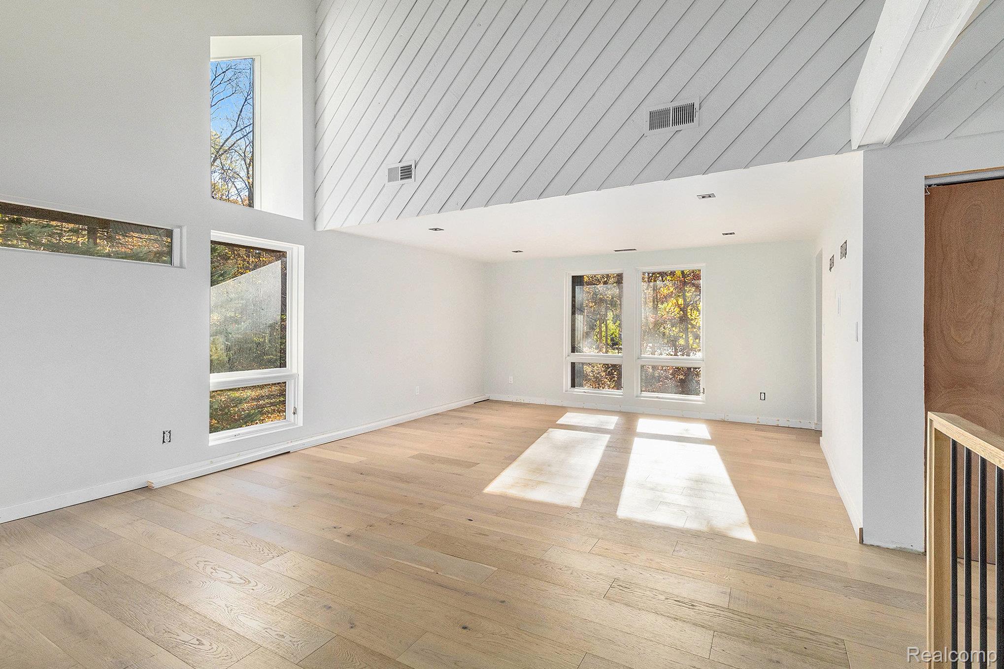 Oakland Charter Township, Michigan 48306, United States, 4 Bedrooms Bedrooms, ,3 BathroomsBathrooms,Residential,Coming Soon,241264