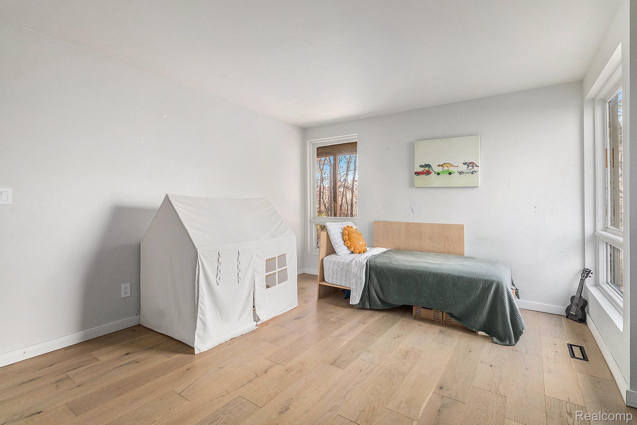 Oakland Charter Township, Michigan 48306, United States, 4 Bedrooms Bedrooms, ,3 BathroomsBathrooms,Residential,Coming Soon,241264