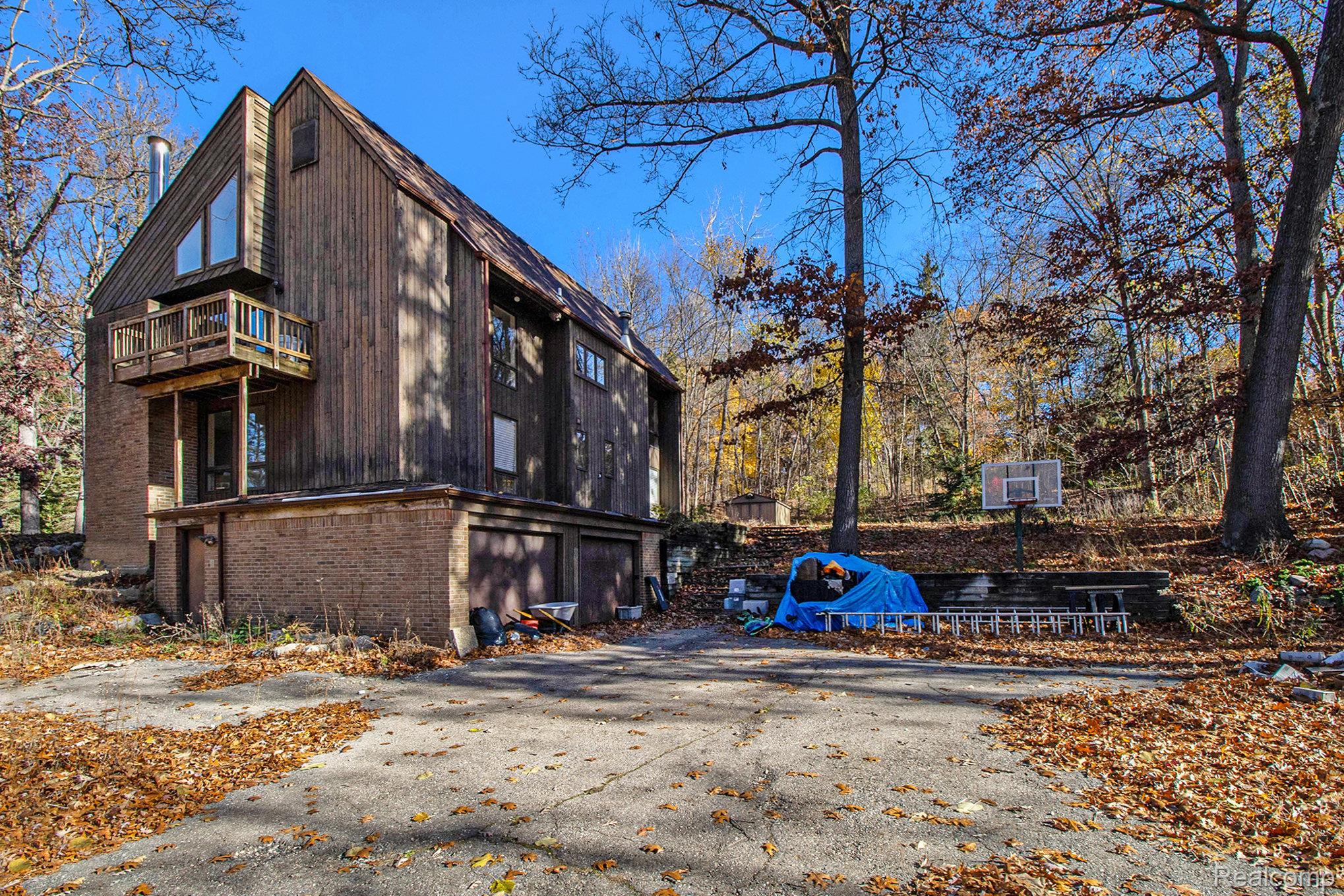 Oakland Charter Township, Michigan 48306, United States, 4 Bedrooms Bedrooms, ,3 BathroomsBathrooms,Residential,Coming Soon,241264