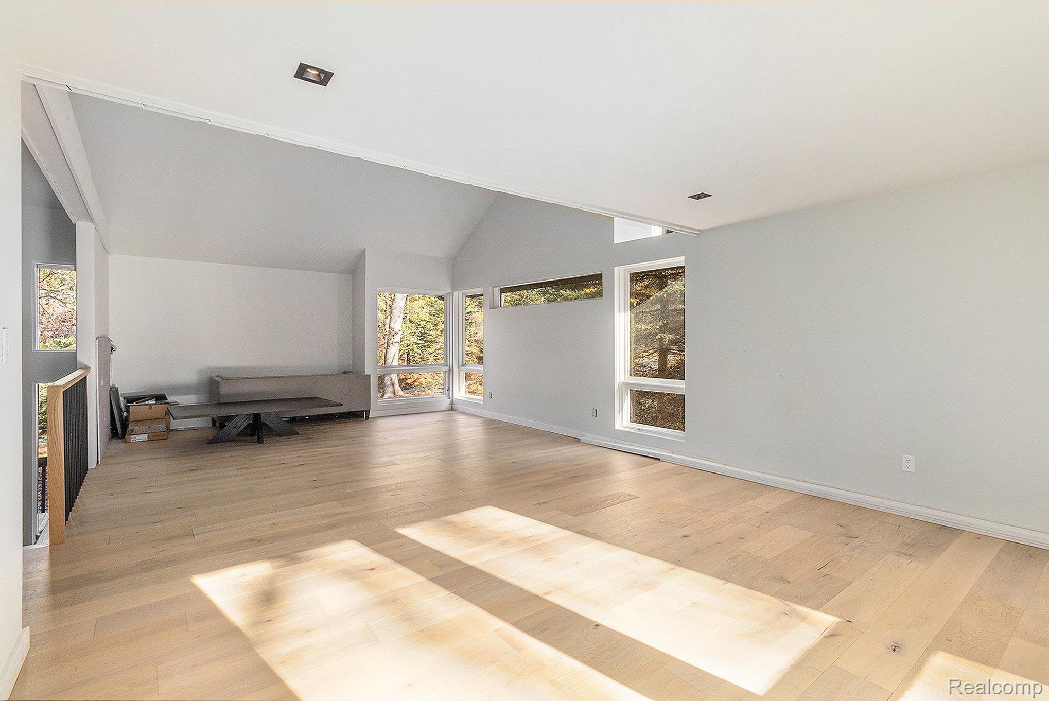 Oakland Charter Township, Michigan 48306, United States, 4 Bedrooms Bedrooms, ,3 BathroomsBathrooms,Residential,Coming Soon,241264