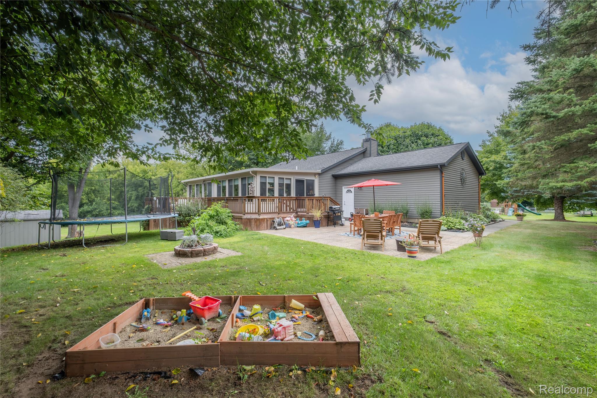 Fenton City, Michigan 48430, United States, 4 Bedrooms Bedrooms, ,3 BathroomsBathrooms,Residential,Pending,204900