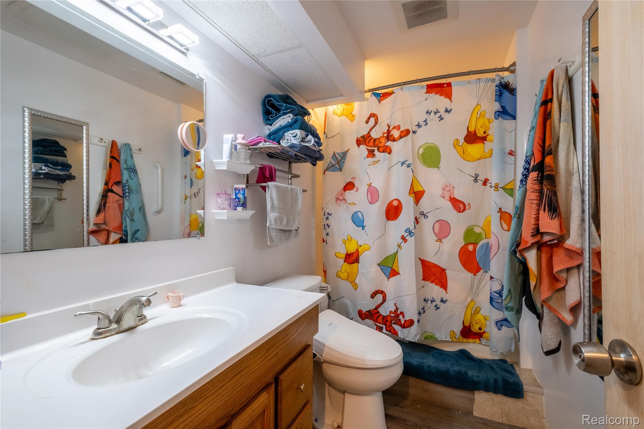 Fenton City, Michigan 48430, United States, 4 Bedrooms Bedrooms, ,3 BathroomsBathrooms,Residential,Pending,204900