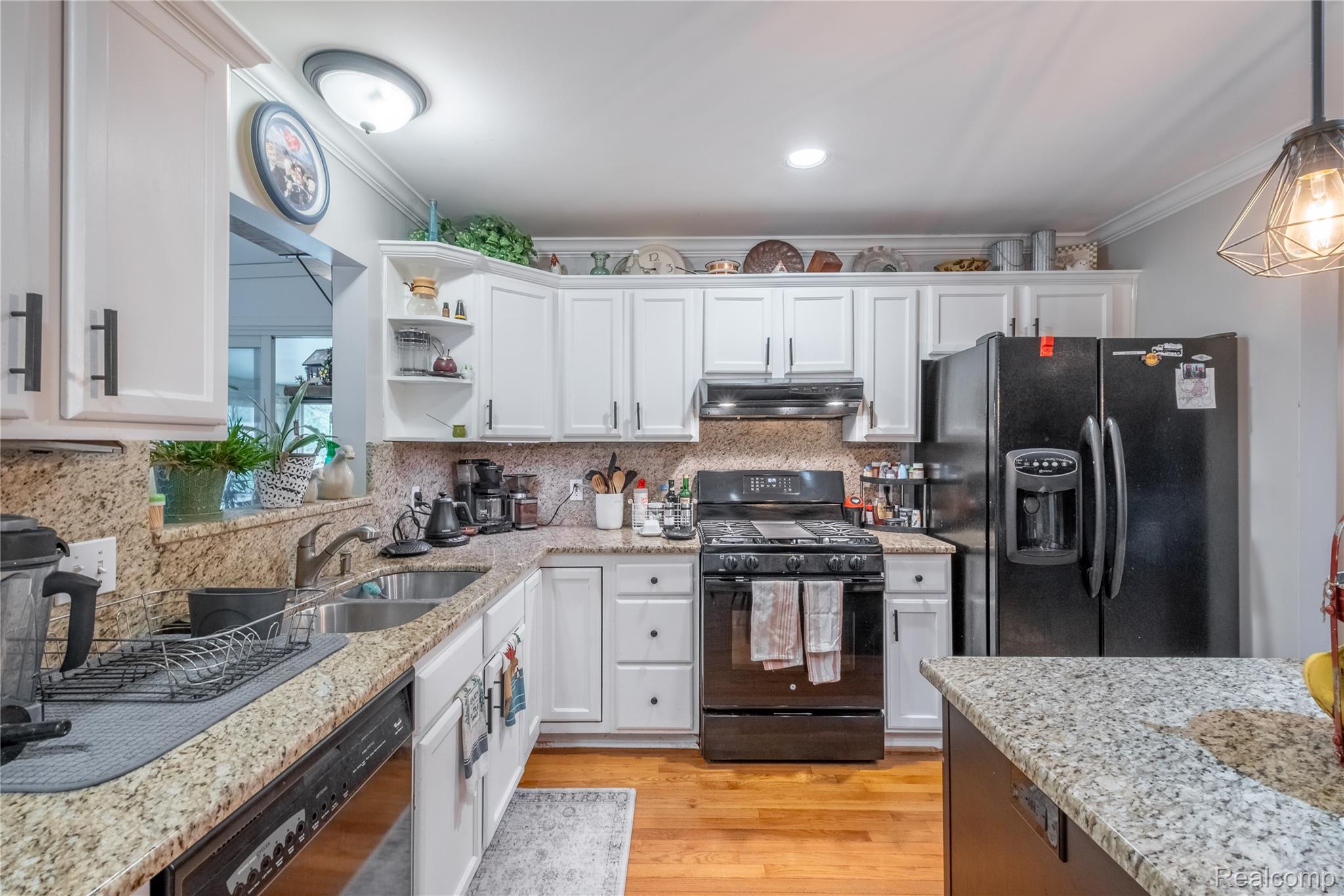 Fenton City, Michigan 48430, United States, 4 Bedrooms Bedrooms, ,3 BathroomsBathrooms,Residential,Pending,204900