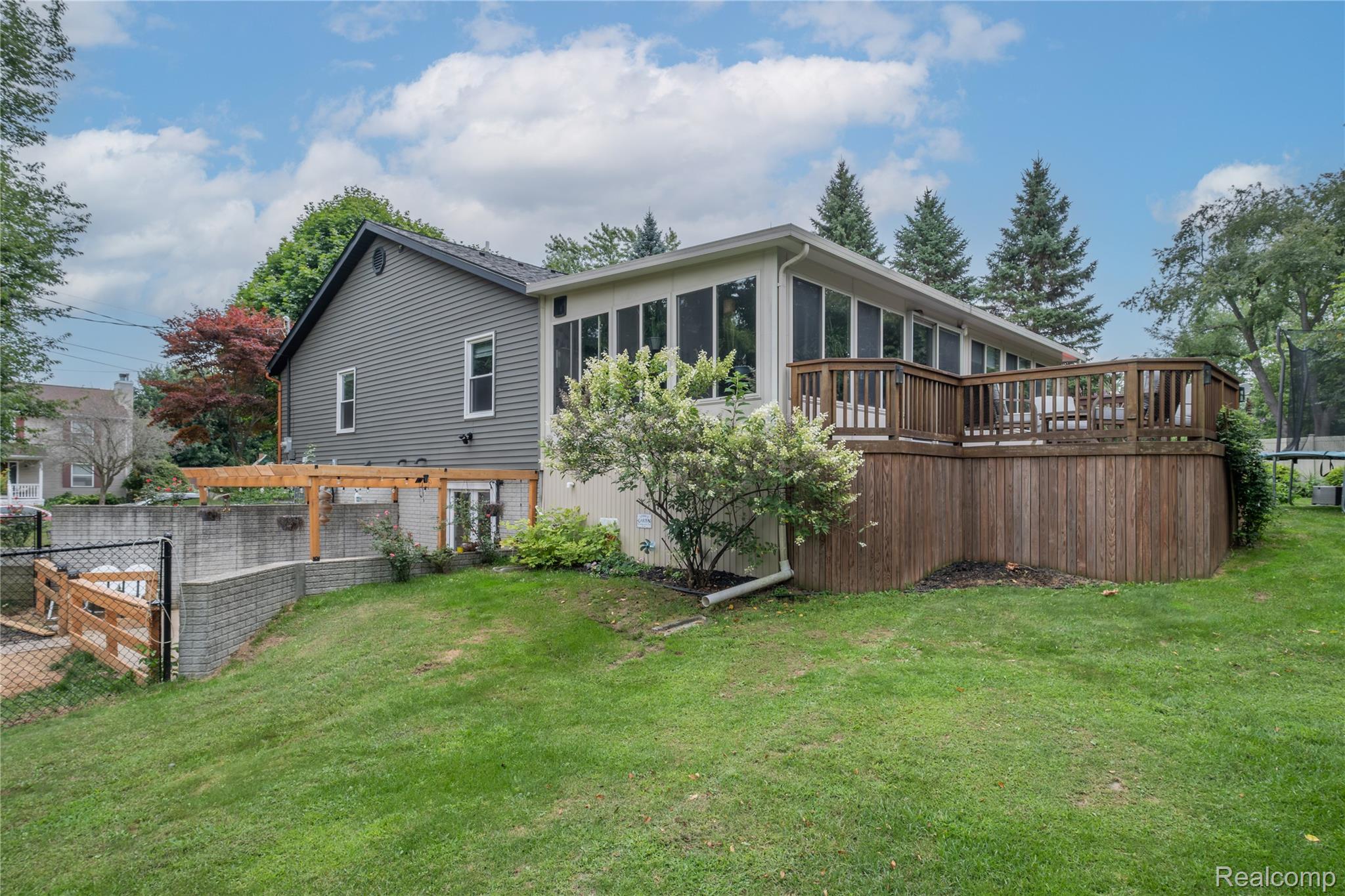 Fenton City, Michigan 48430, United States, 4 Bedrooms Bedrooms, ,3 BathroomsBathrooms,Residential,Pending,204900