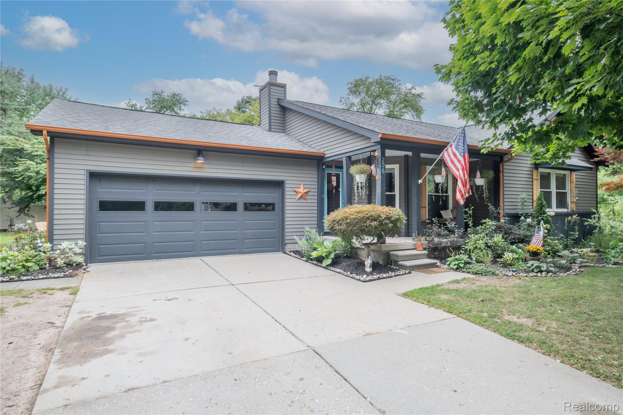 Fenton City, Michigan 48430, United States, 4 Bedrooms Bedrooms, ,3 BathroomsBathrooms,Residential,Pending,204900