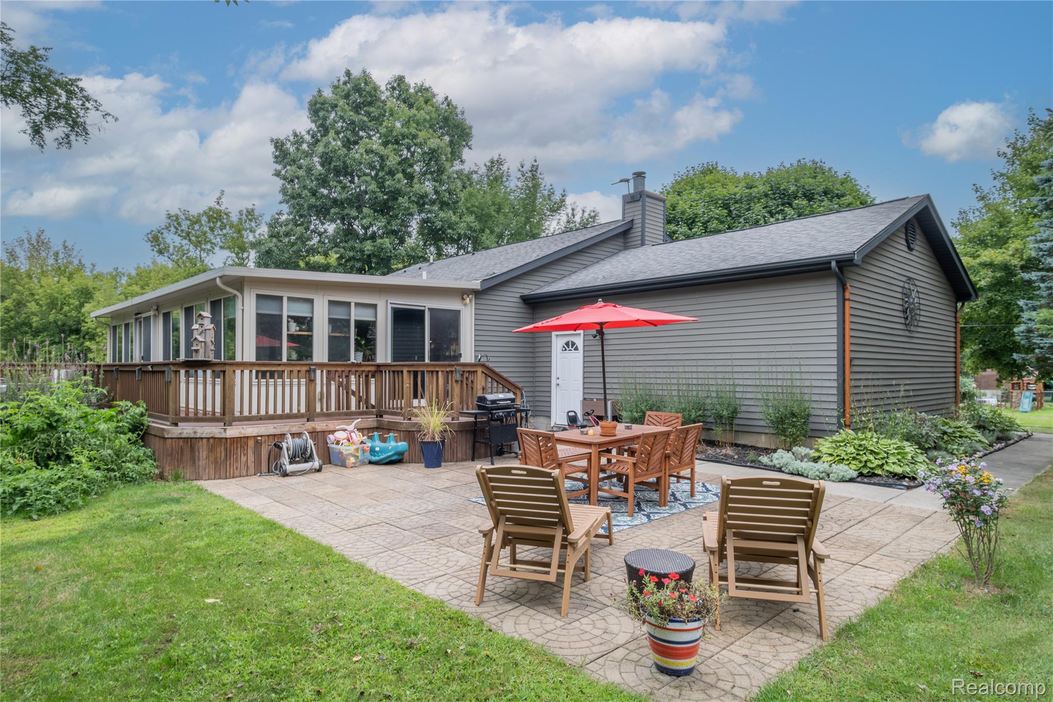 Fenton City, Michigan 48430, United States, 4 Bedrooms Bedrooms, ,3 BathroomsBathrooms,Residential,Pending,204900