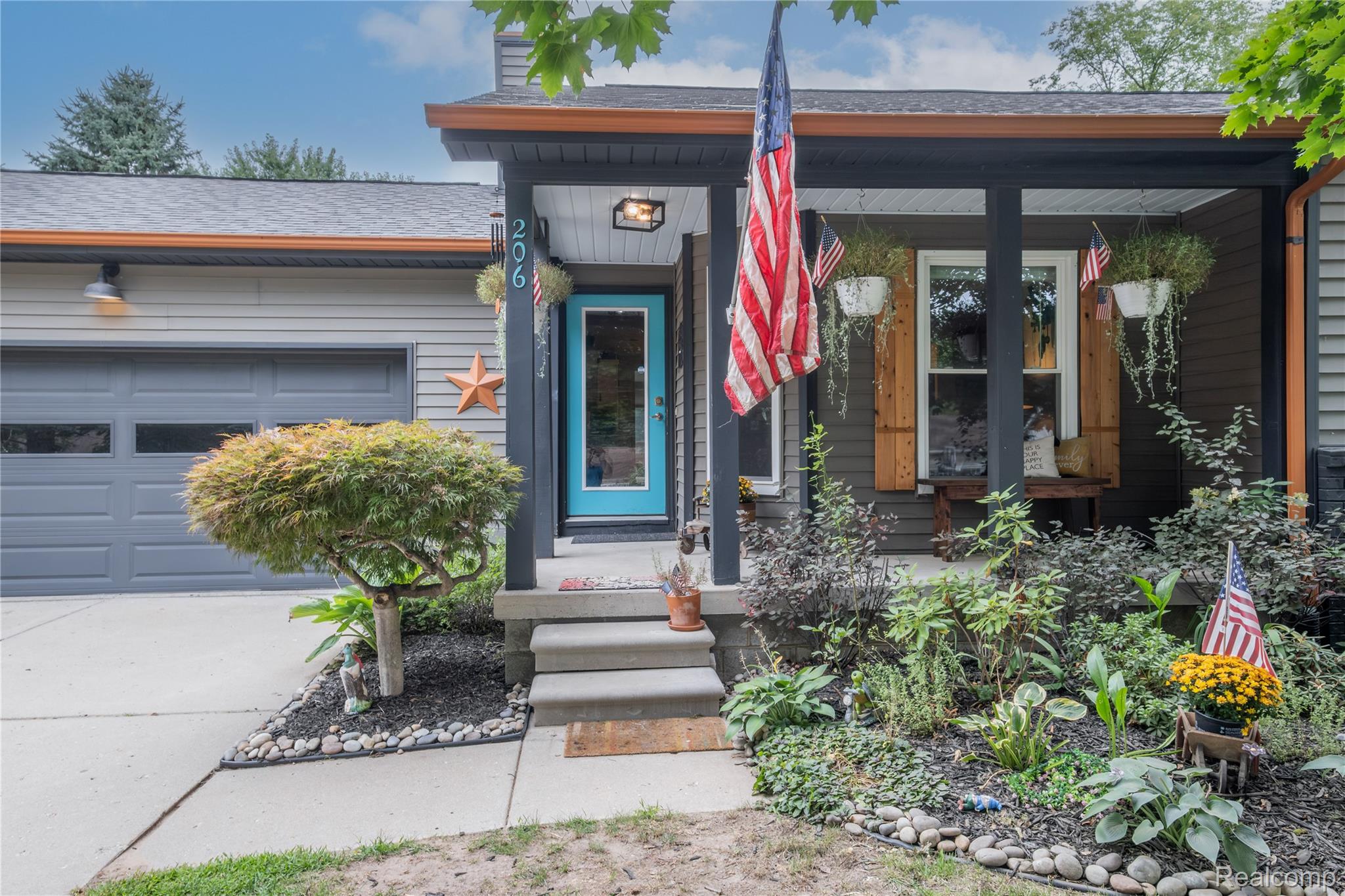 Fenton City, Michigan 48430, United States, 4 Bedrooms Bedrooms, ,3 BathroomsBathrooms,Residential,Pending,204900