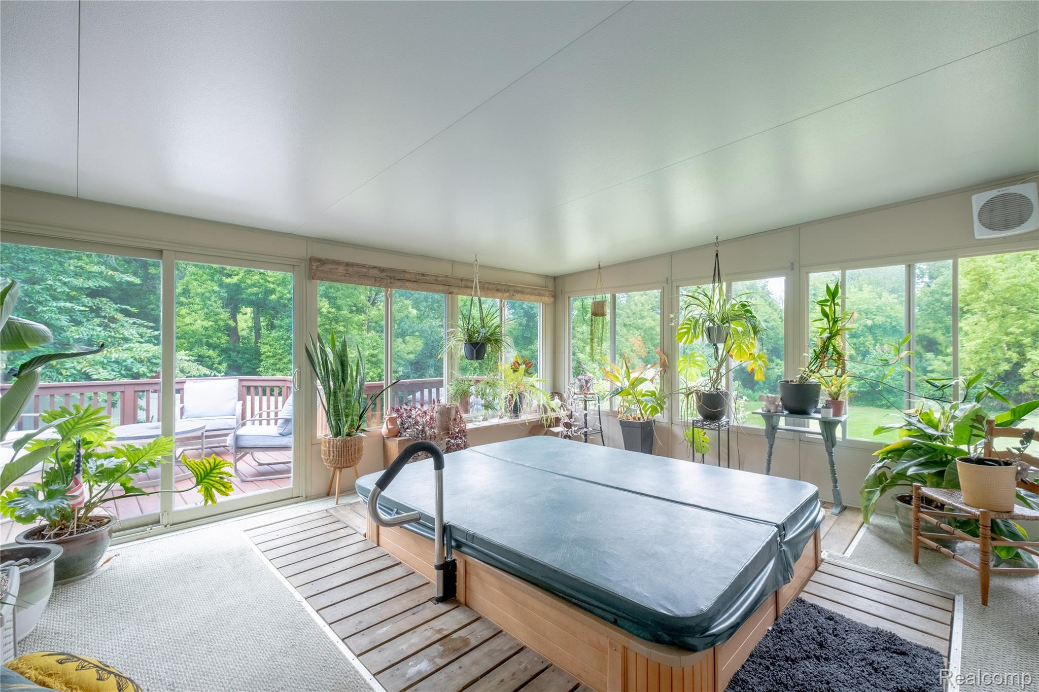 Fenton City, Michigan 48430, United States, 4 Bedrooms Bedrooms, ,3 BathroomsBathrooms,Residential,Pending,204900