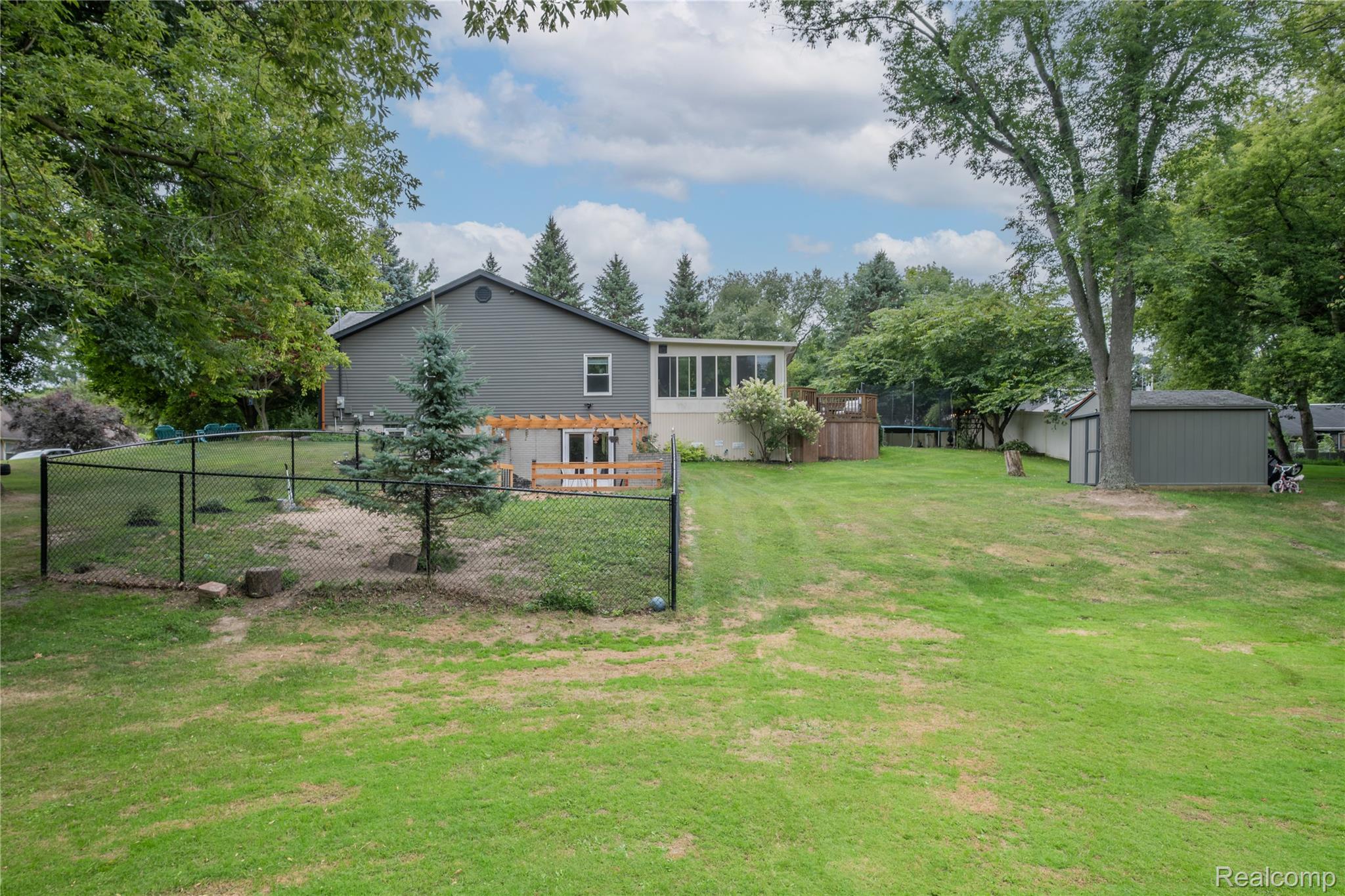 Fenton City, Michigan 48430, United States, 4 Bedrooms Bedrooms, ,3 BathroomsBathrooms,Residential,Pending,204900